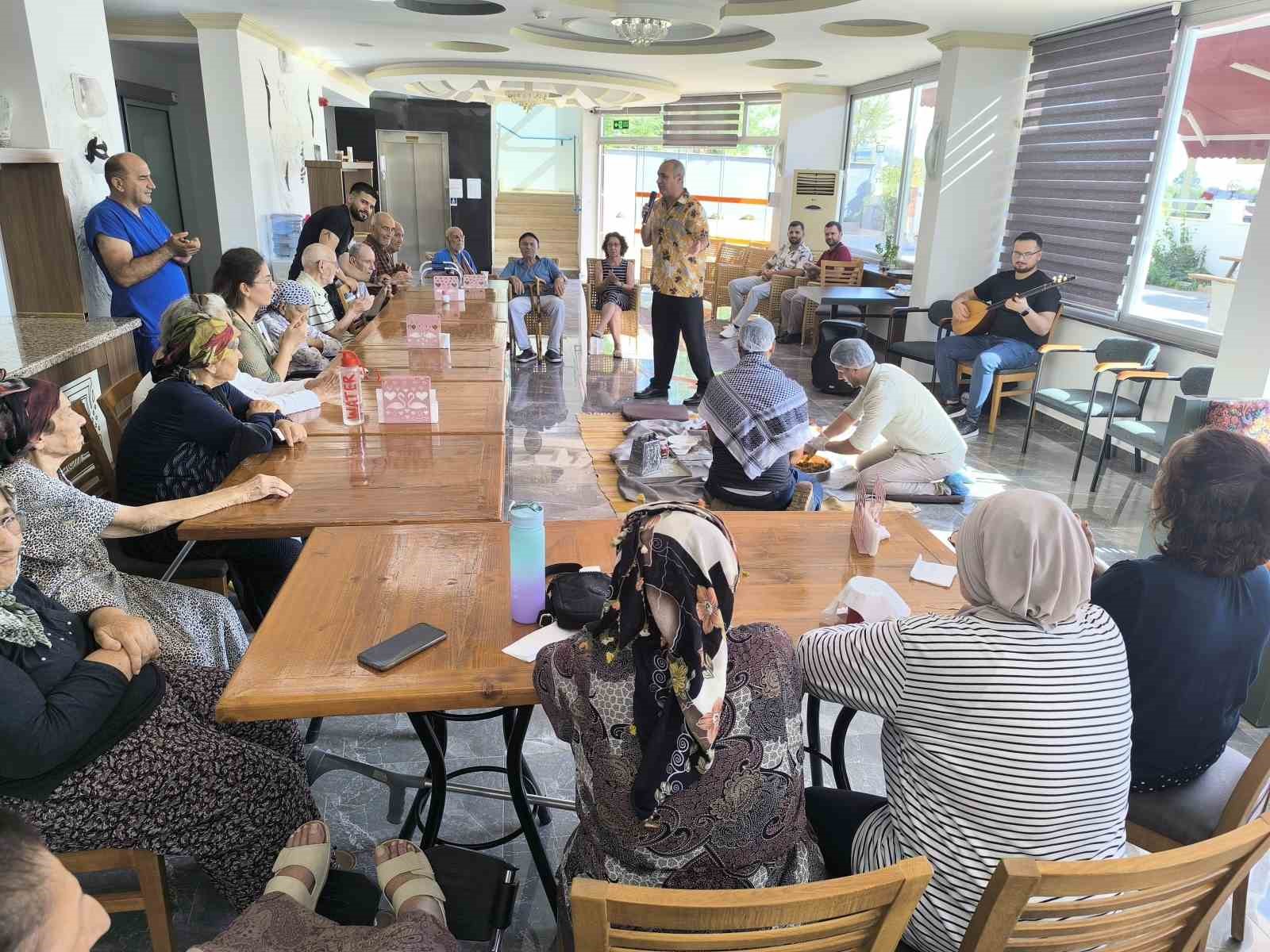 Gazipaşa’da huzurevinde sıra gecesi coşkusu