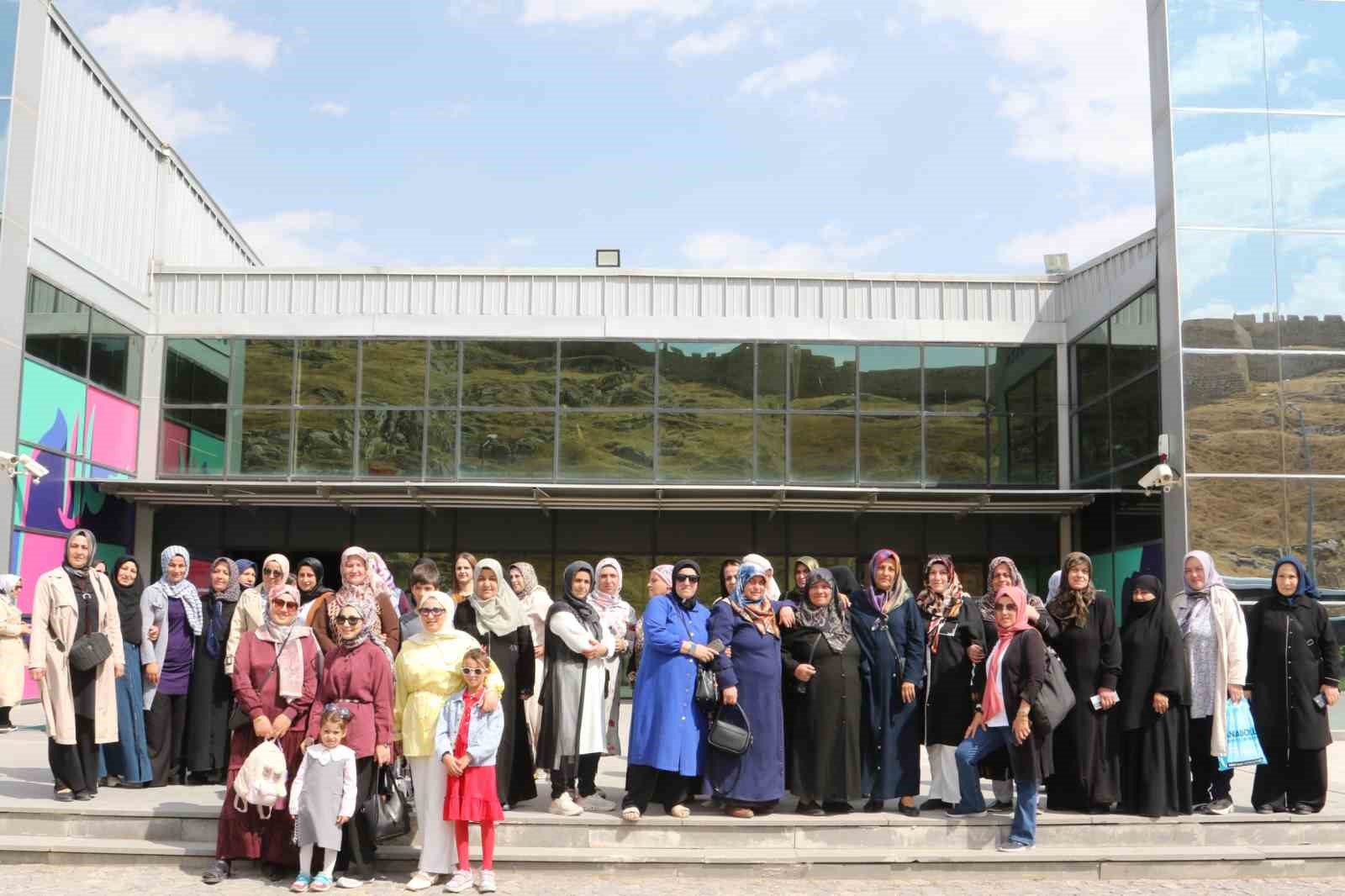 Vanlı kadın ve &ccedil;ocuklar m&uuml;zeyi gezerek tarihi eserleri g&ouml;rme fırsatı buldular
