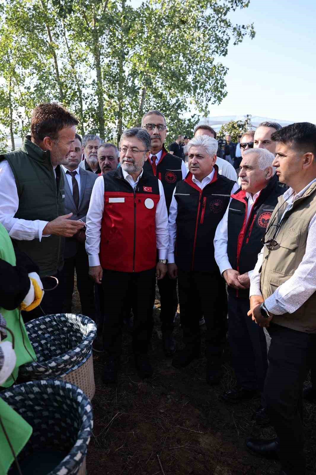 (D&uuml;zeltme) Bakan Yumaklı: "Alanya&rsquo;da &ccedil;ıkan yangının enerjisi b&uuml;y&uuml;k oranda d&uuml;ş&uuml;r&uuml;ld&uuml;"
