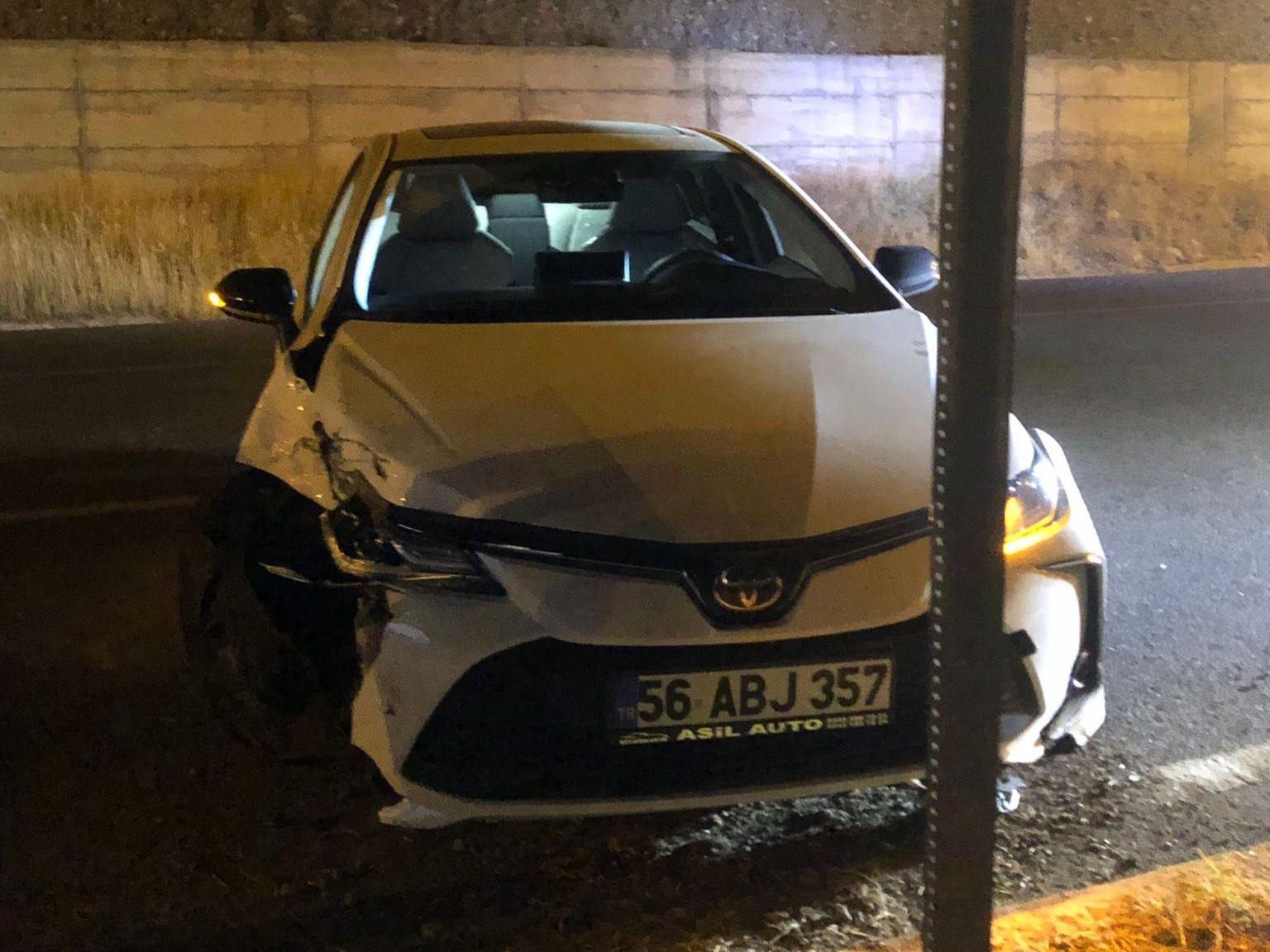 Siirt’te kontrolden çıkan araç elektrik direğine çarptı