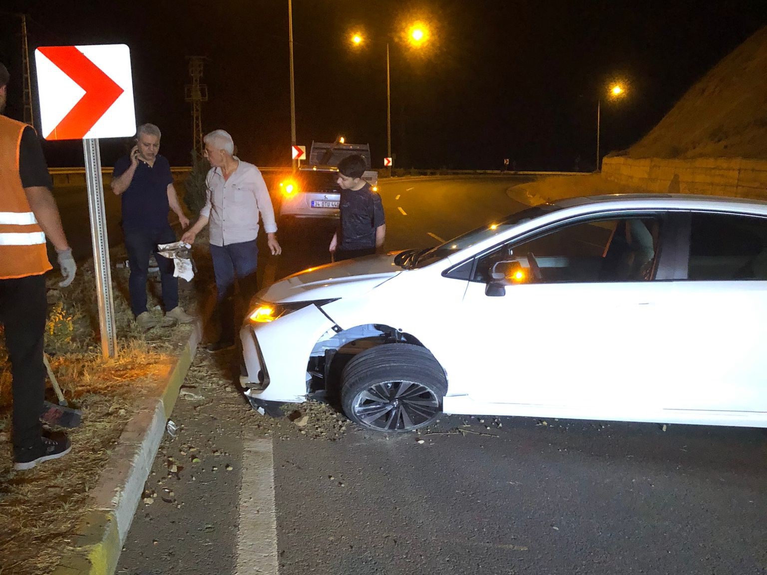 Siirt&rsquo;te kontrolden &ccedil;ıkan ara&ccedil; elektrik direğine &ccedil;arptı
