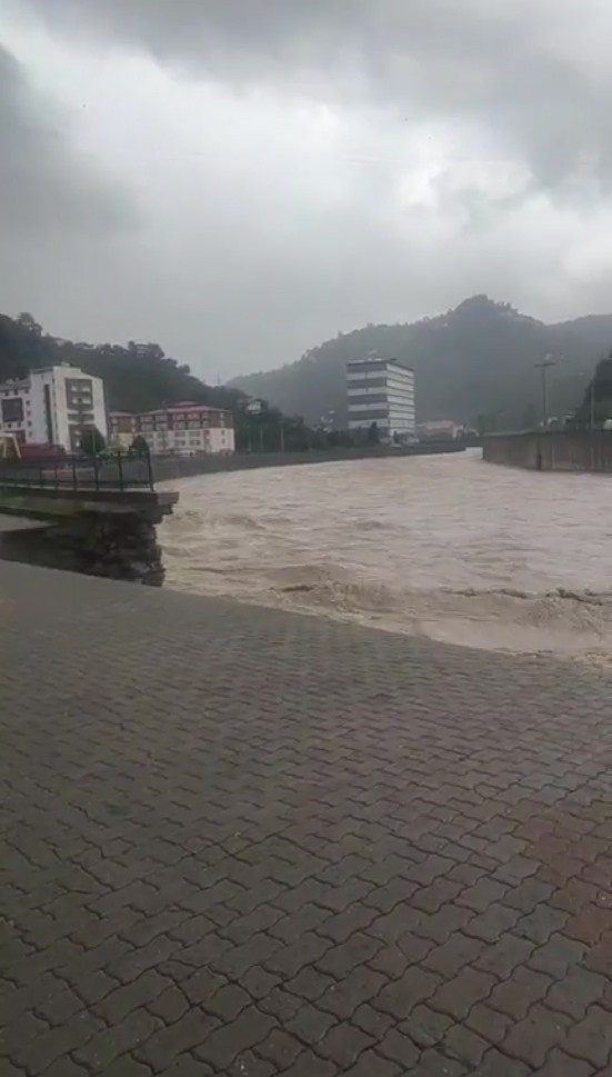 Doğu Karadeniz’de son 1 günde en fazla yağış 303 kg ile Giresun’un Çanakçı ilçesine düştü
