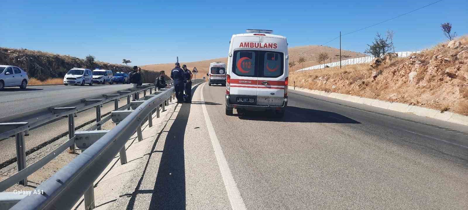 Bariyerlere çarpan motosiklet sürücüsü ağır yaralandı