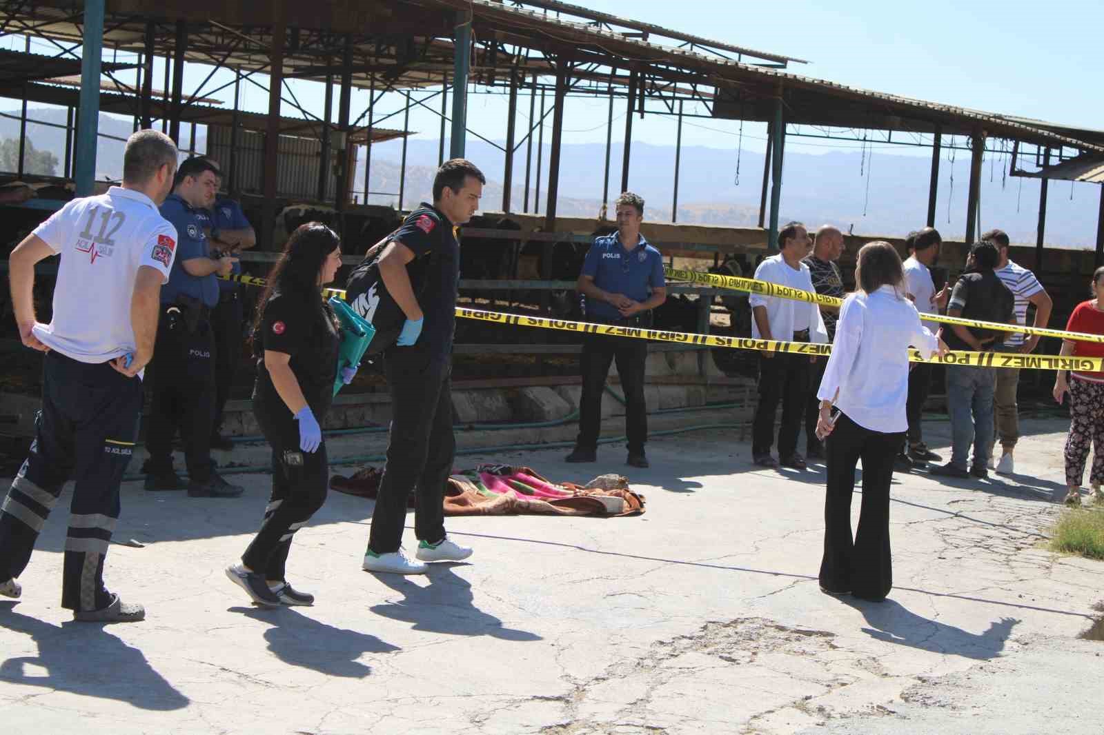 S&uuml;t toplama kamyonunun altında kalan &ccedil;ocuk hayatını kaybetti
