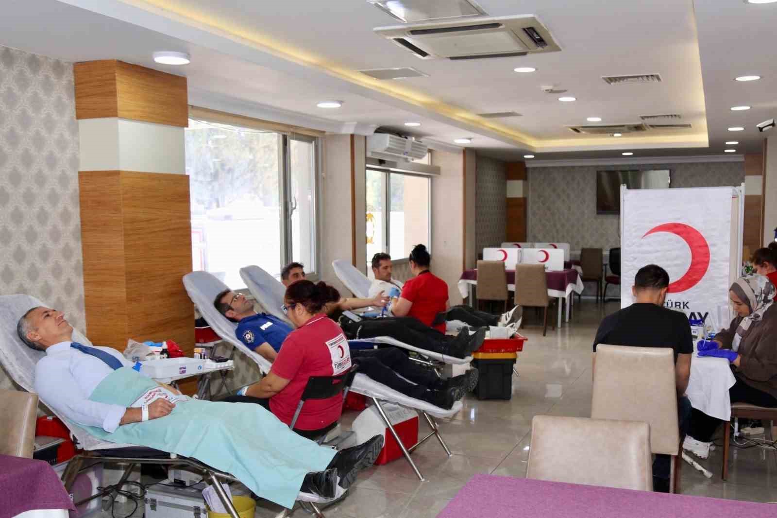 Polisler kan bağışına dikkat &ccedil;ekti
