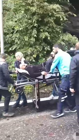 Borçka’da sel bölgesinde yaralanan kişi ambulansa ulaştırıldı