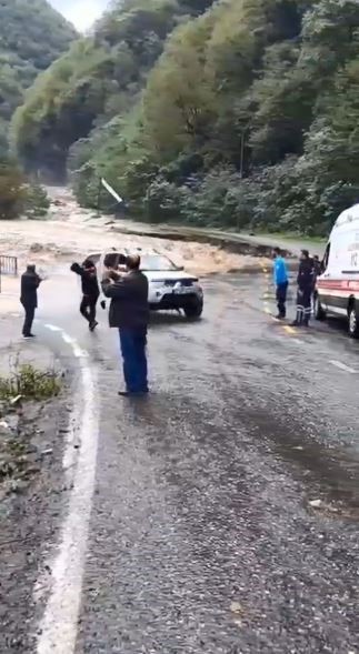 Borçka’da sel bölgesinde yaralanan kişi ambulansa ulaştırıldı