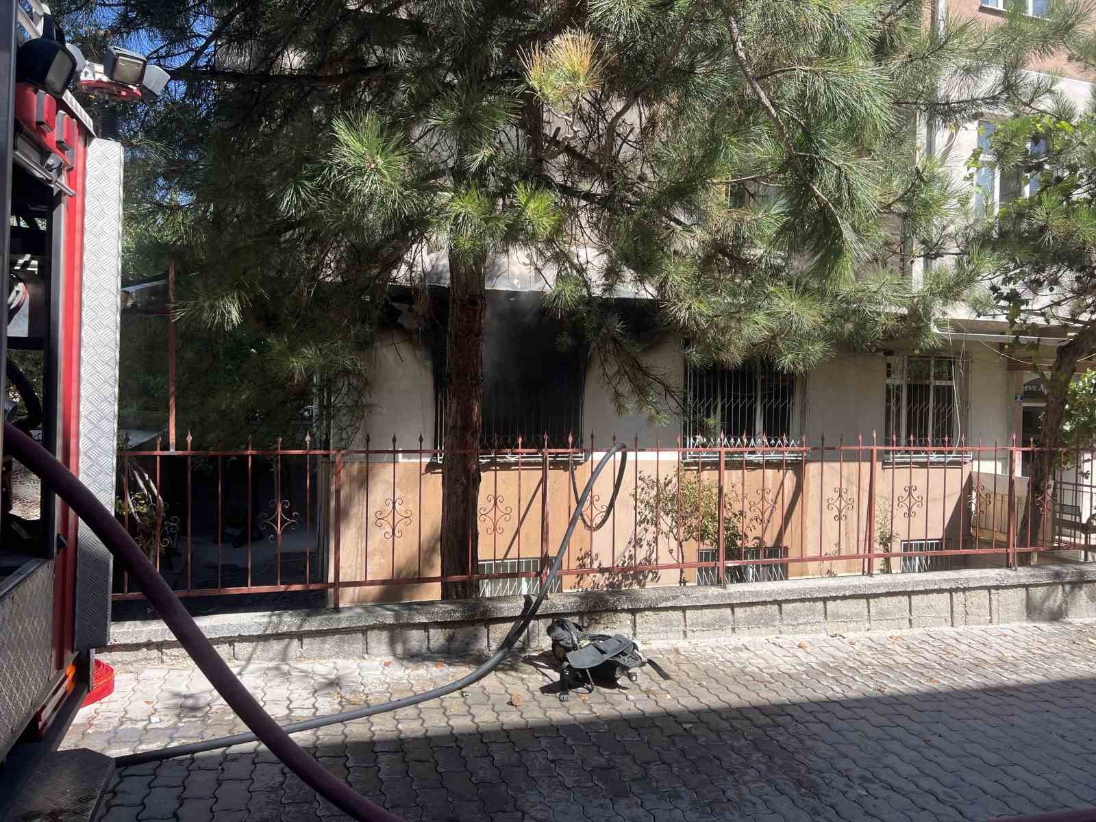 Daire &ccedil;ıkan yangında 3 kişi hastanelik oldu
