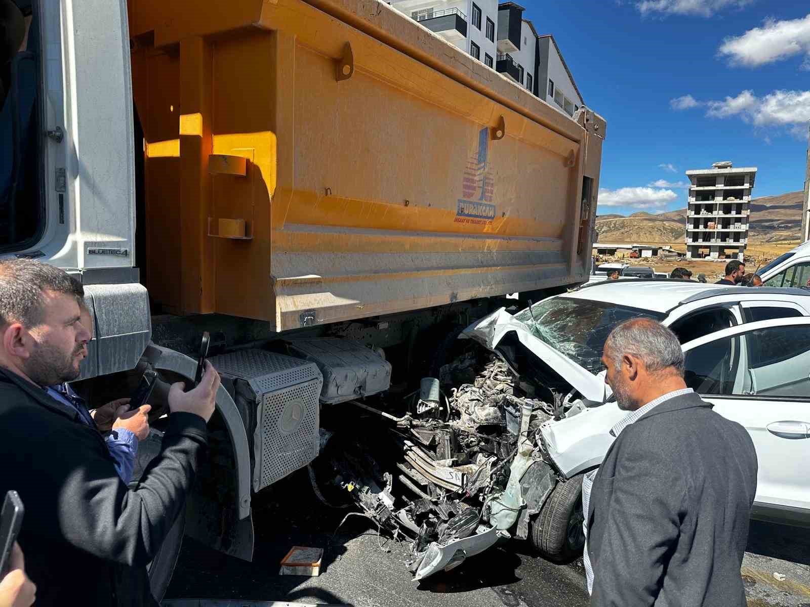 Tatvan’da kamyon ile otomobil çarpıştı: 3 yaralı