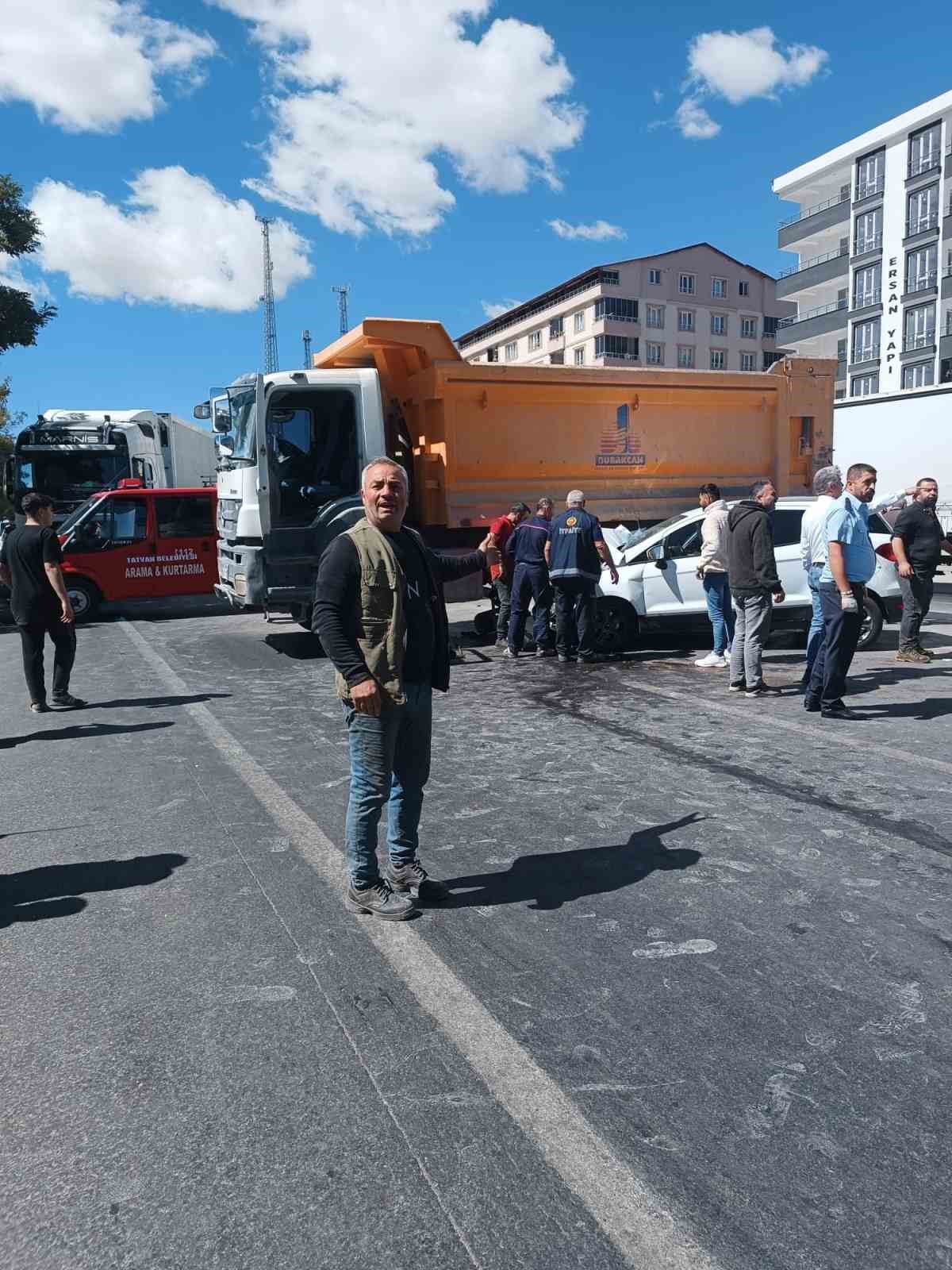 Tatvan&rsquo;da kamyon ile otomobil &ccedil;arpıştı: 3 yaralı
