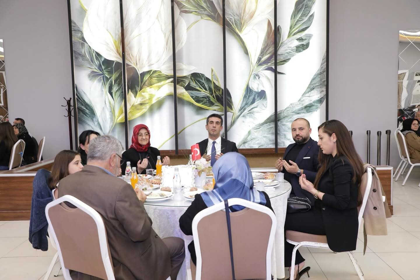 Gaziler ve şehit aileleri onuruna yemek
