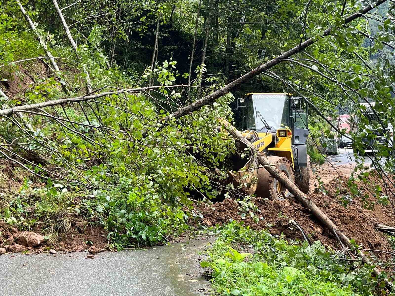 Trabzon&rsquo;da şiddetli yağış heyelanlara neden oldu
