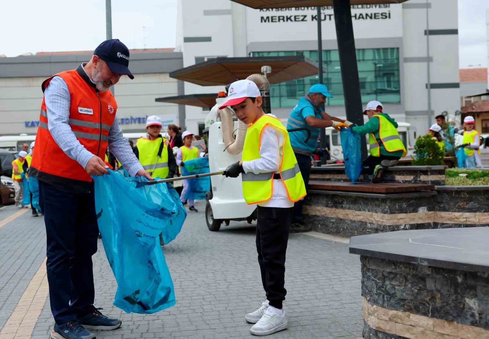 Başkan Çolakbayrakdar: "Daha temiz çevre için durmadan çalışıyoruz"