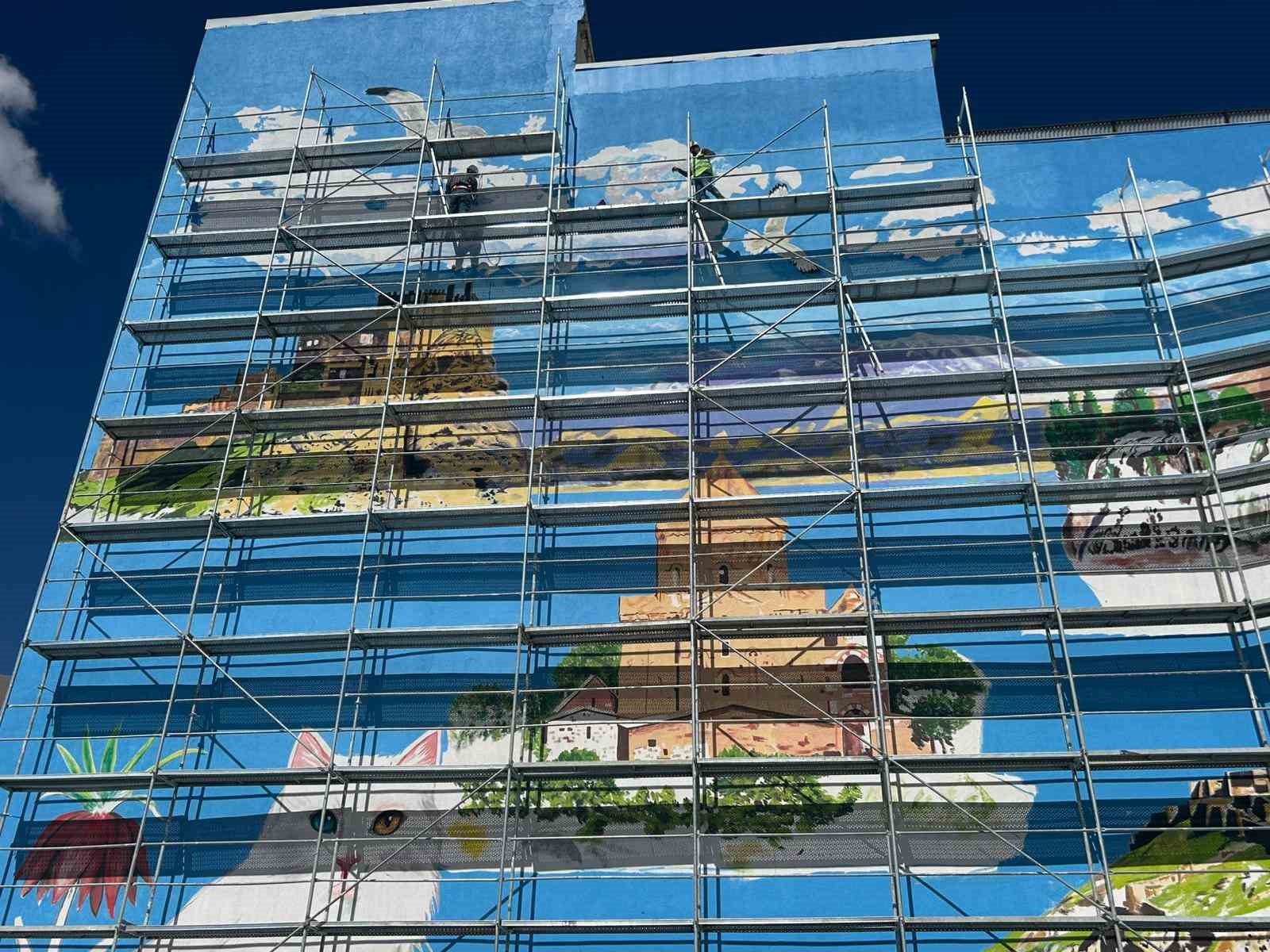 Van’ın tarihi ve doğal güzellikleri dev duvar resimlerine yansıdı