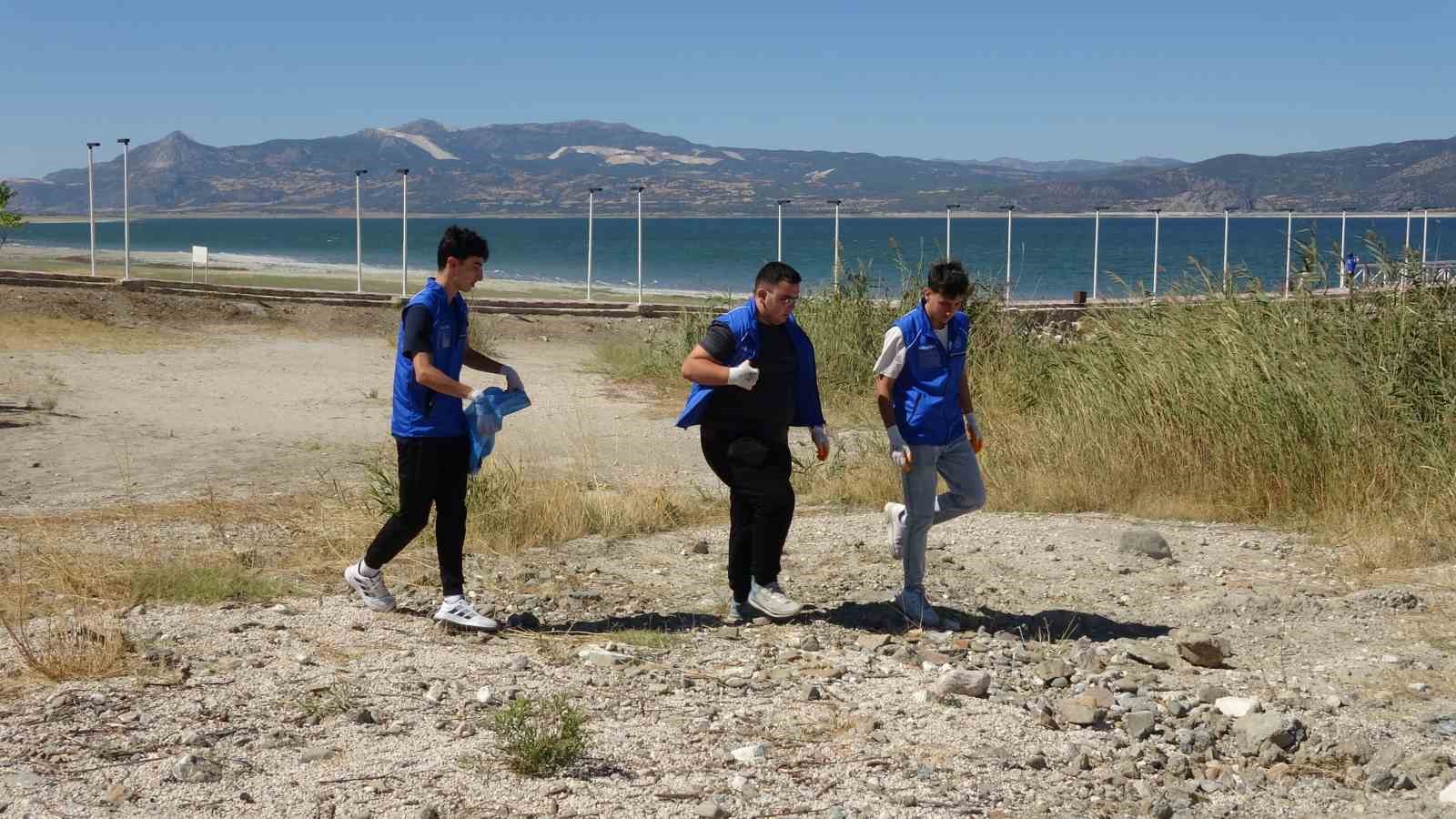 Kuraklıkla boğuşan Burdur G&ouml;l&uuml; sahilinde g&ouml;n&uuml;ll&uuml;ler &ccedil;&ouml;p topladı
