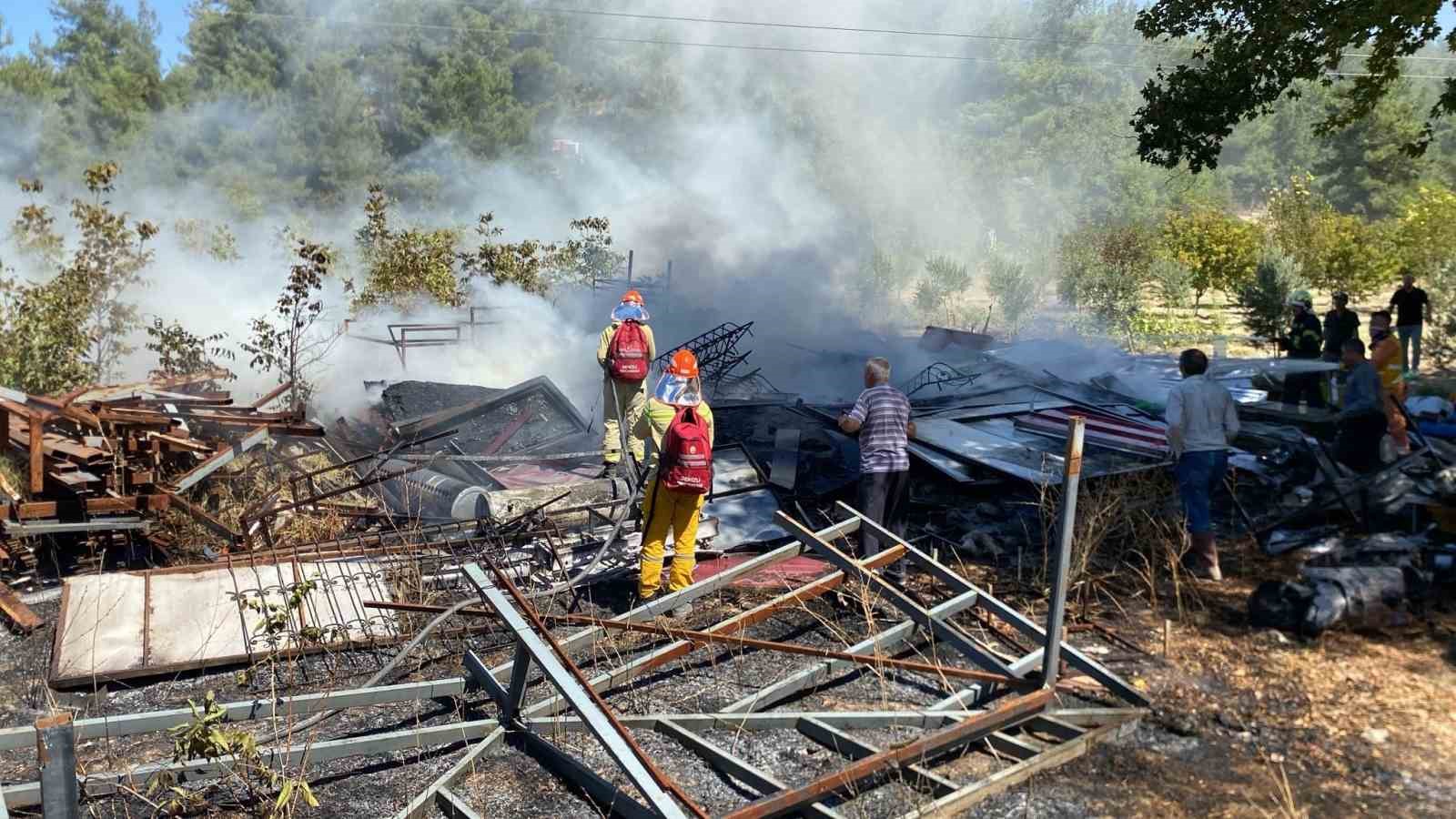 Kaynak makinesinden sıçrayan kıvılcım yangına neden oldu
