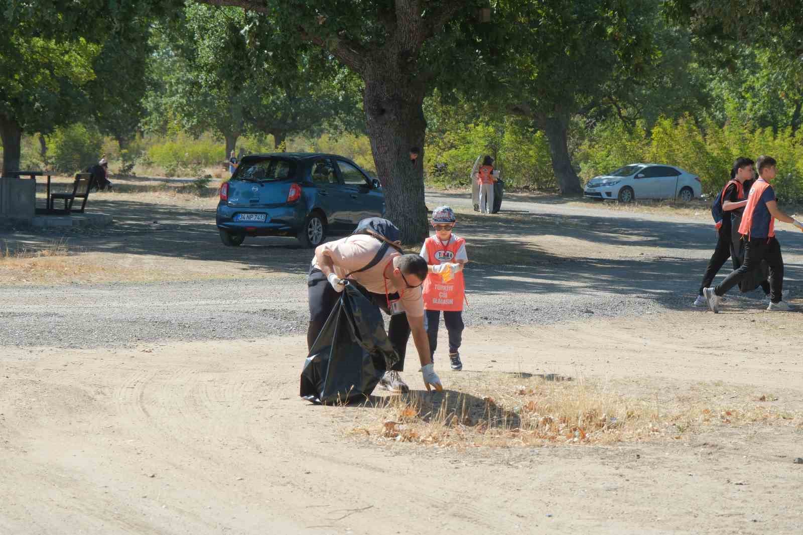 Kırklareli’nde öğrenciler çöp topladı