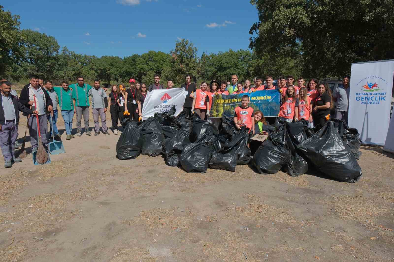 Kırklareli’nde öğrenciler çöp topladı
