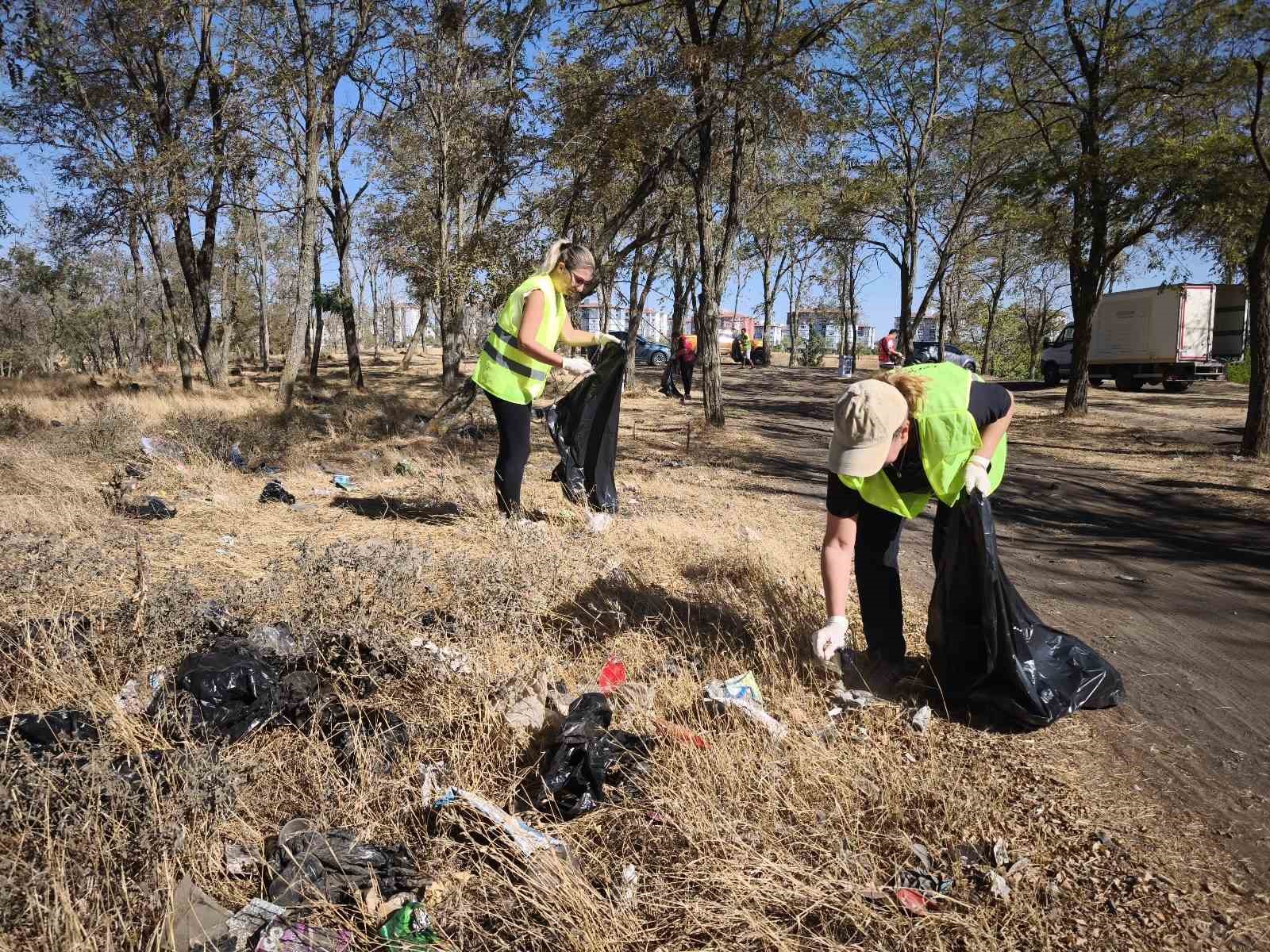 Temizlik etkinliğinde 3 saatte 100 torba atık toplandı
