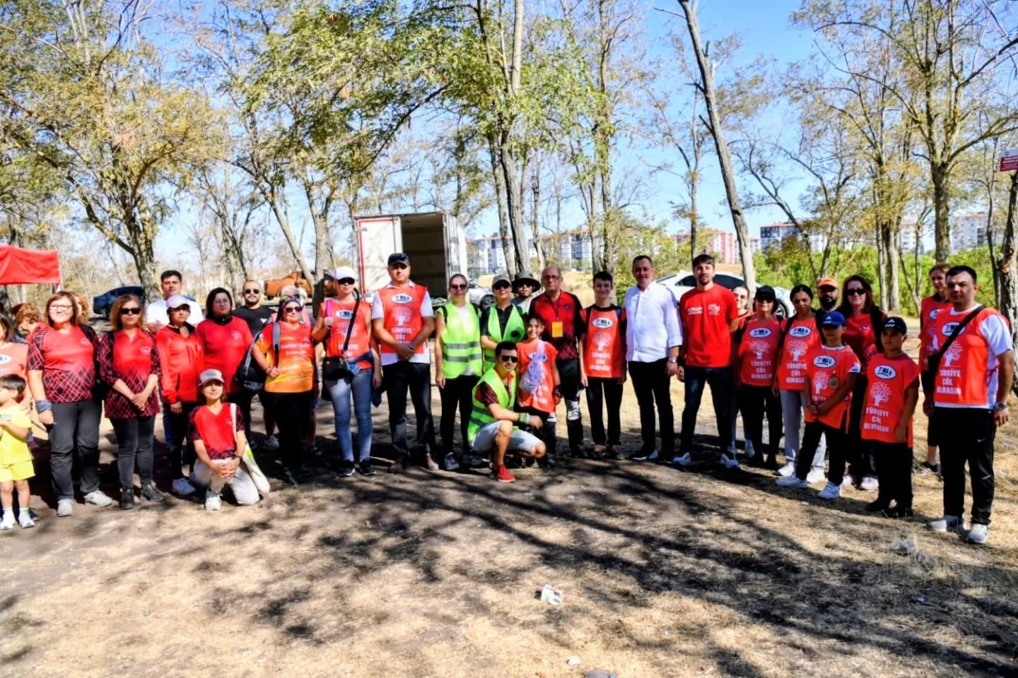 Temizlik etkinliğinde 3 saatte 100 torba atık toplandı
