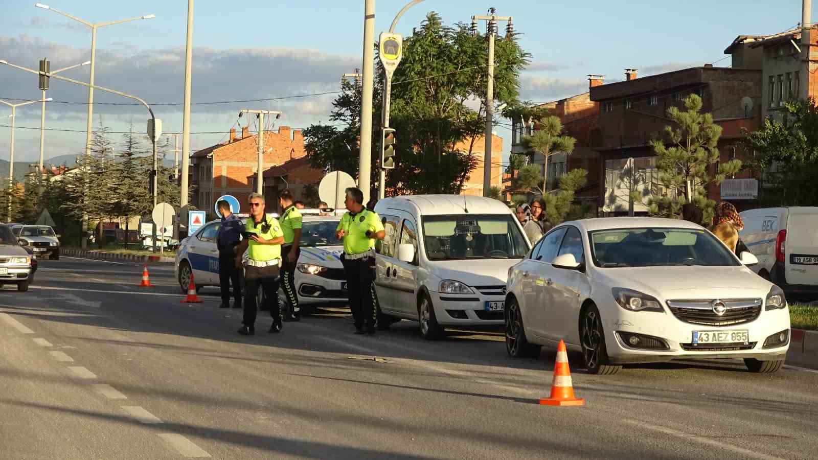 Tavşanlı’da motosikletin de karıştığı zincirleme trafik kazası