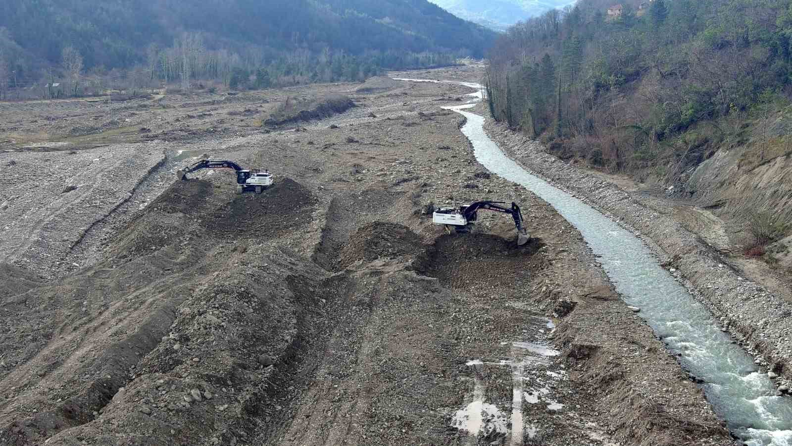 Sinop’ta sel ve taşkınlara karşı çalışmalar sürüyor
