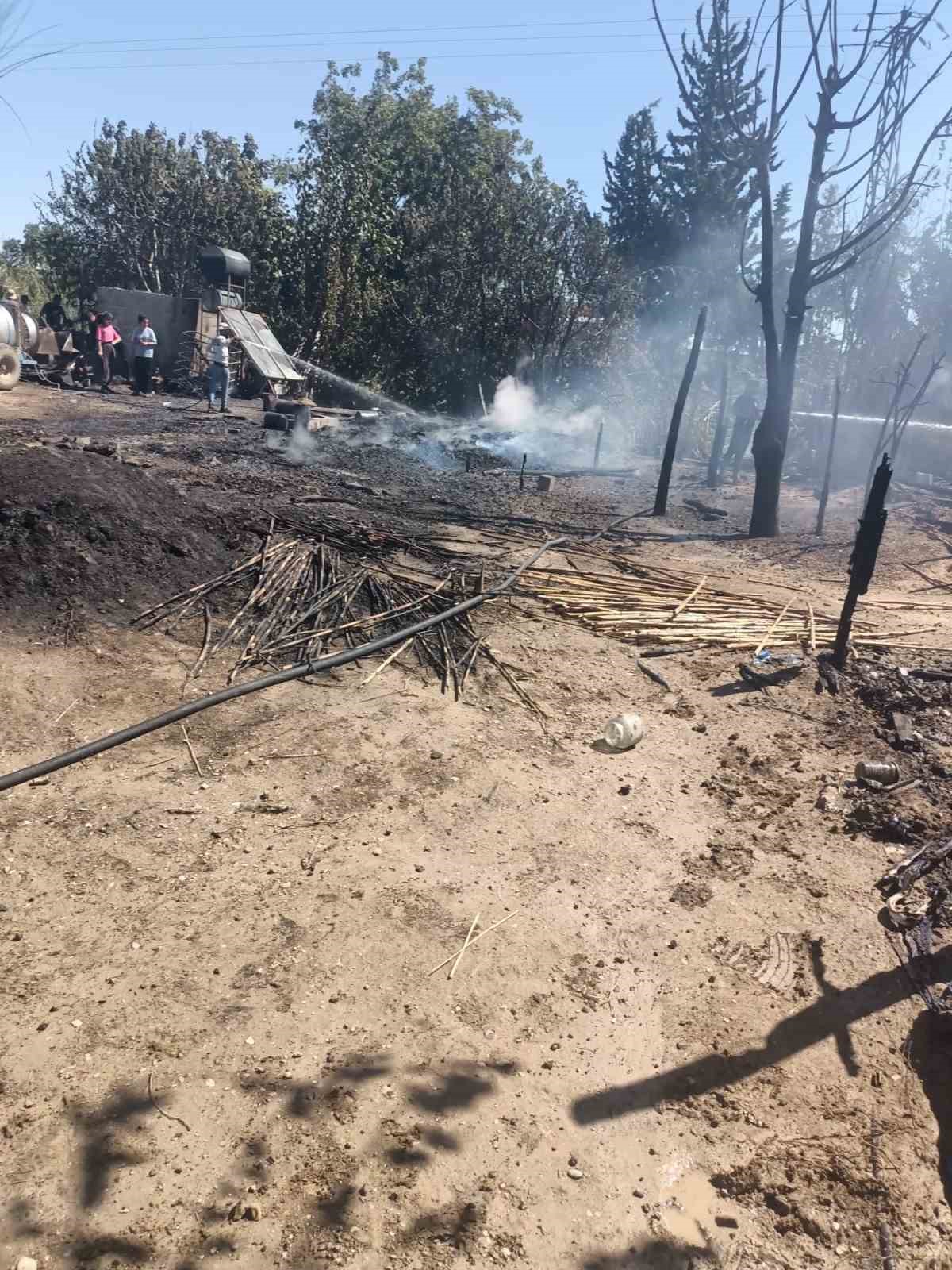 Adana&rsquo;da tarım iş&ccedil;ilerinin kaldığı 4 &ccedil;adır yandı
