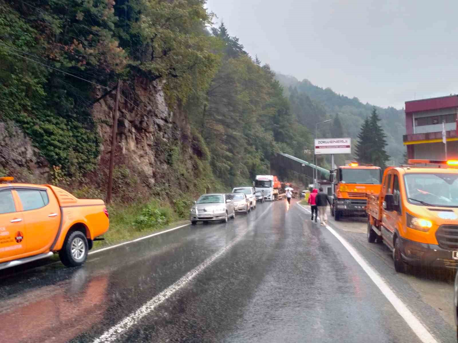 Rize-Erzurum karayolu İkizdere santral mevkiinde dere taşkını nedeniyle ulaşıma kapandı
