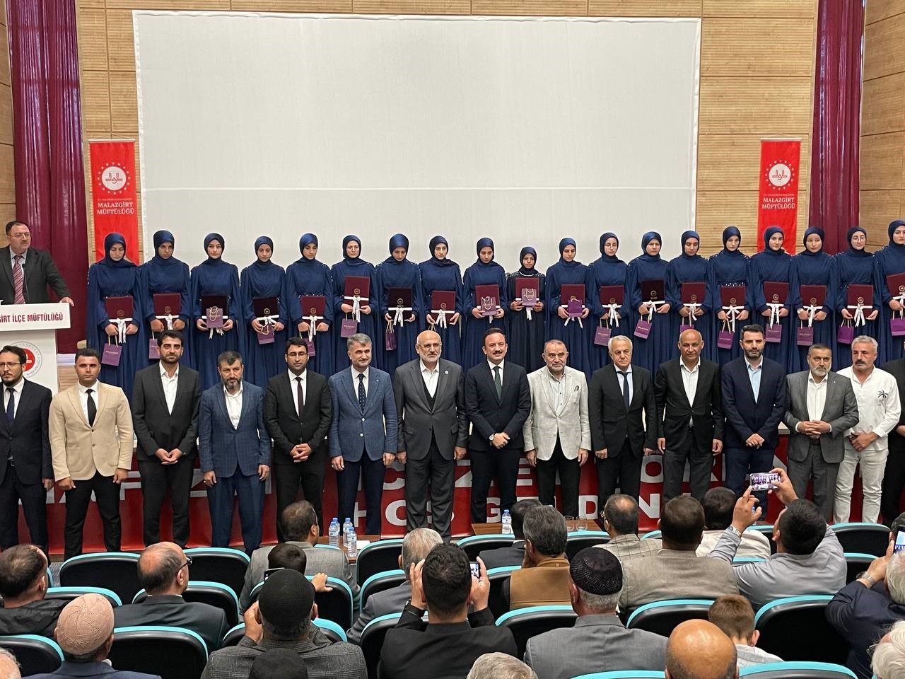 Malazgirt’te hafızlık töreninde duygu dolu anlar yaşandı