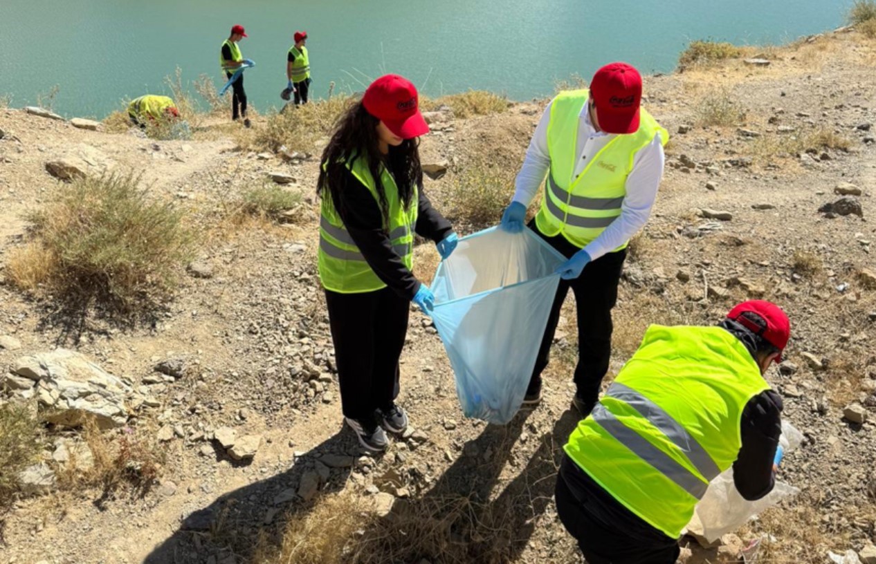 Yüksekova’da gönüllüler Dilimli barajının etrafını çöplerden arındırdılar