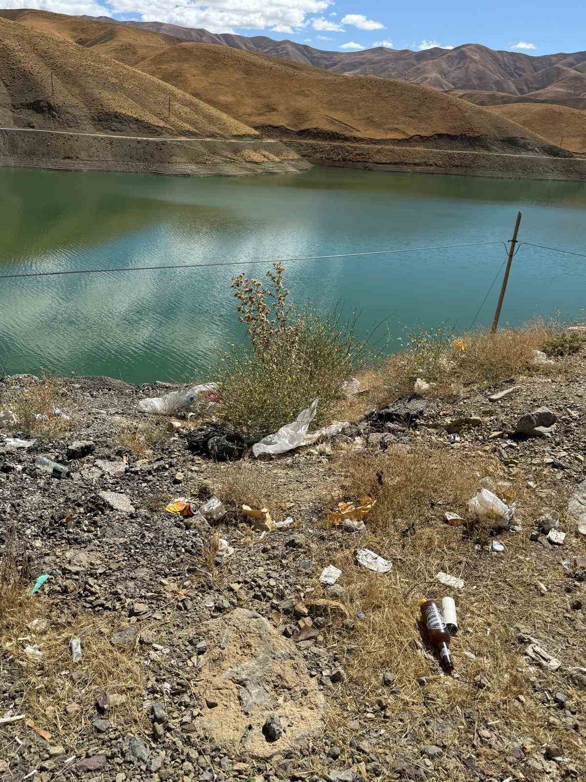 Y&uuml;ksekova&rsquo;da g&ouml;n&uuml;ll&uuml;ler Dilimli barajının etrafını &ccedil;&ouml;plerden arındırdılar
