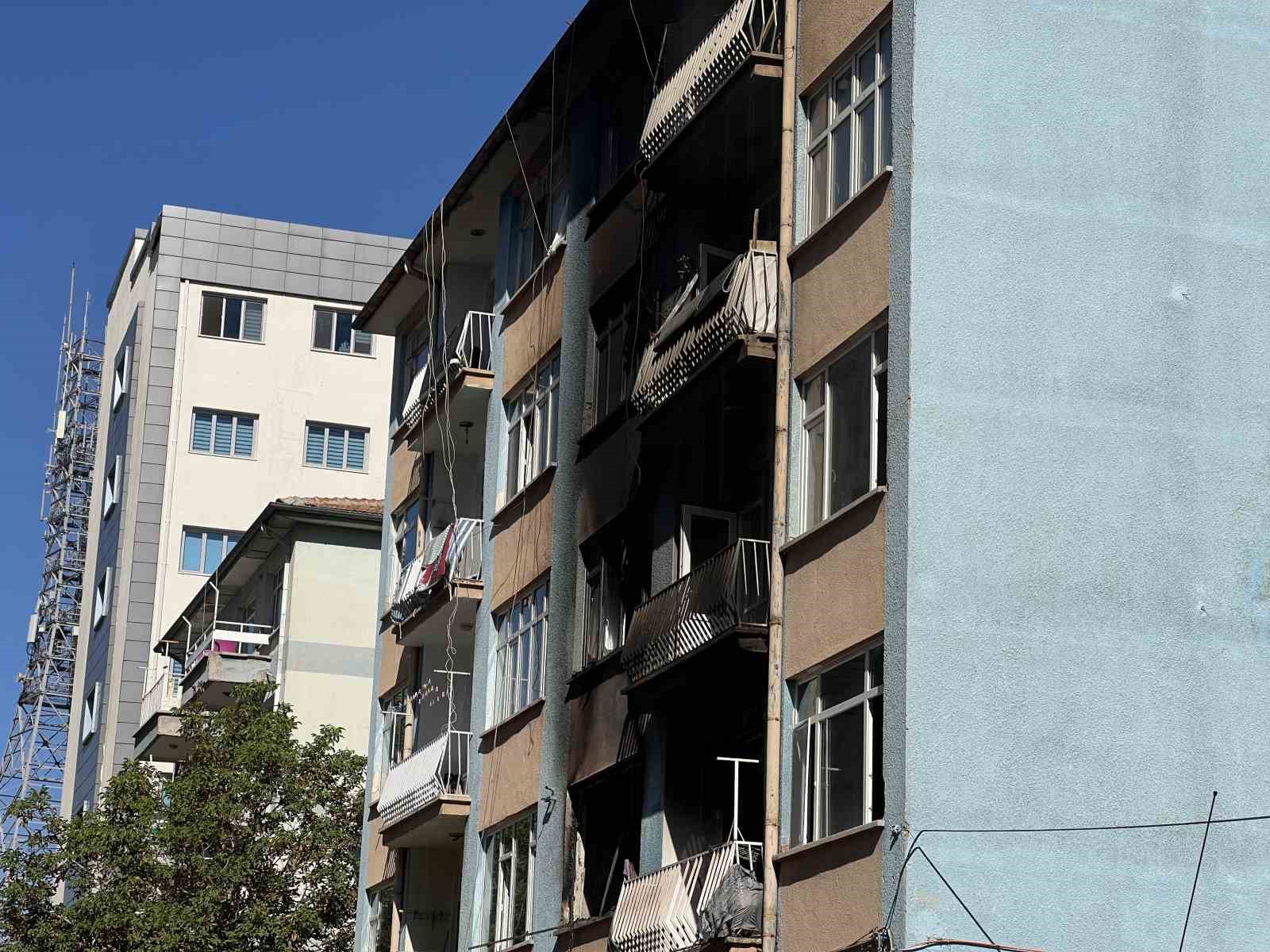 Apartmanda &ccedil;ıkan yangından 13 kişi etkilendi
