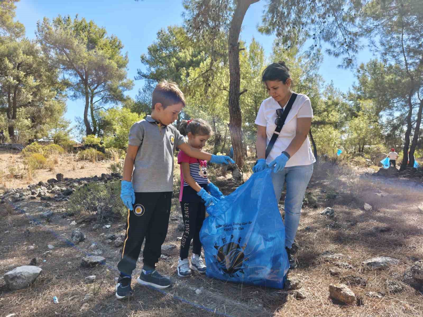 Kepez, öğrencilerle birlikte ormandaki çöpleri temizledi