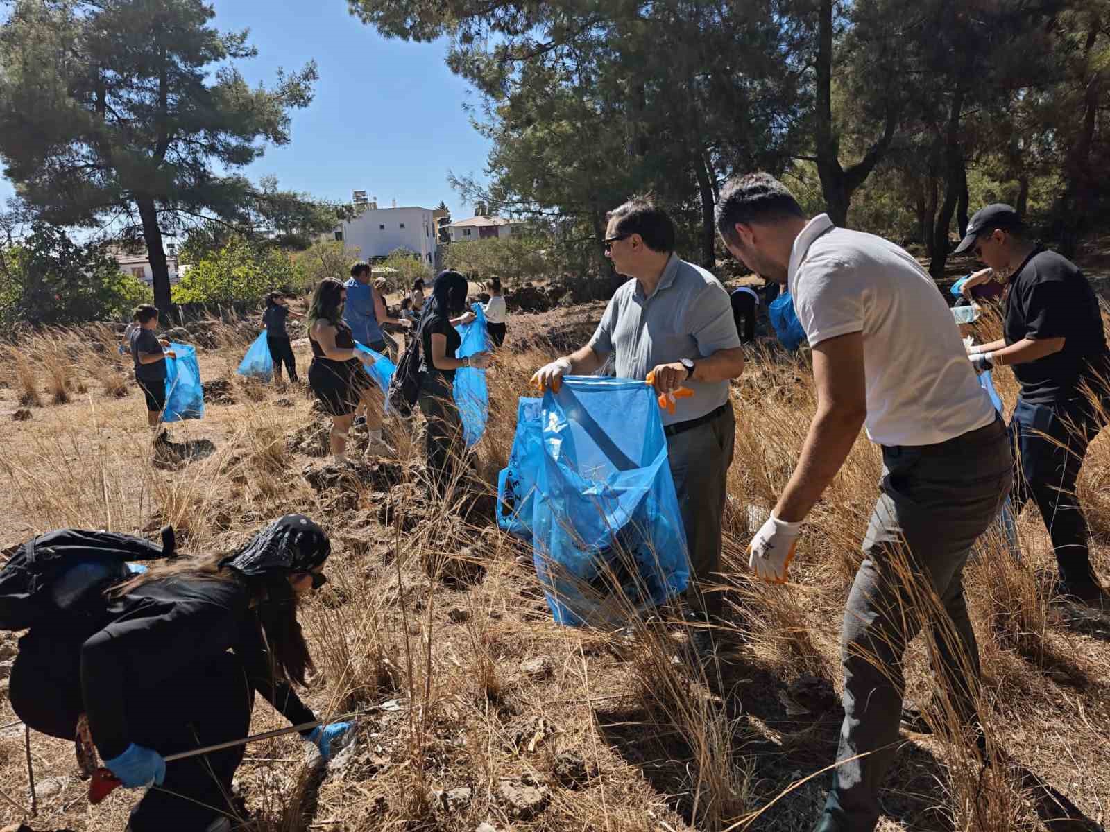 Kepez, öğrencilerle birlikte ormandaki çöpleri temizledi