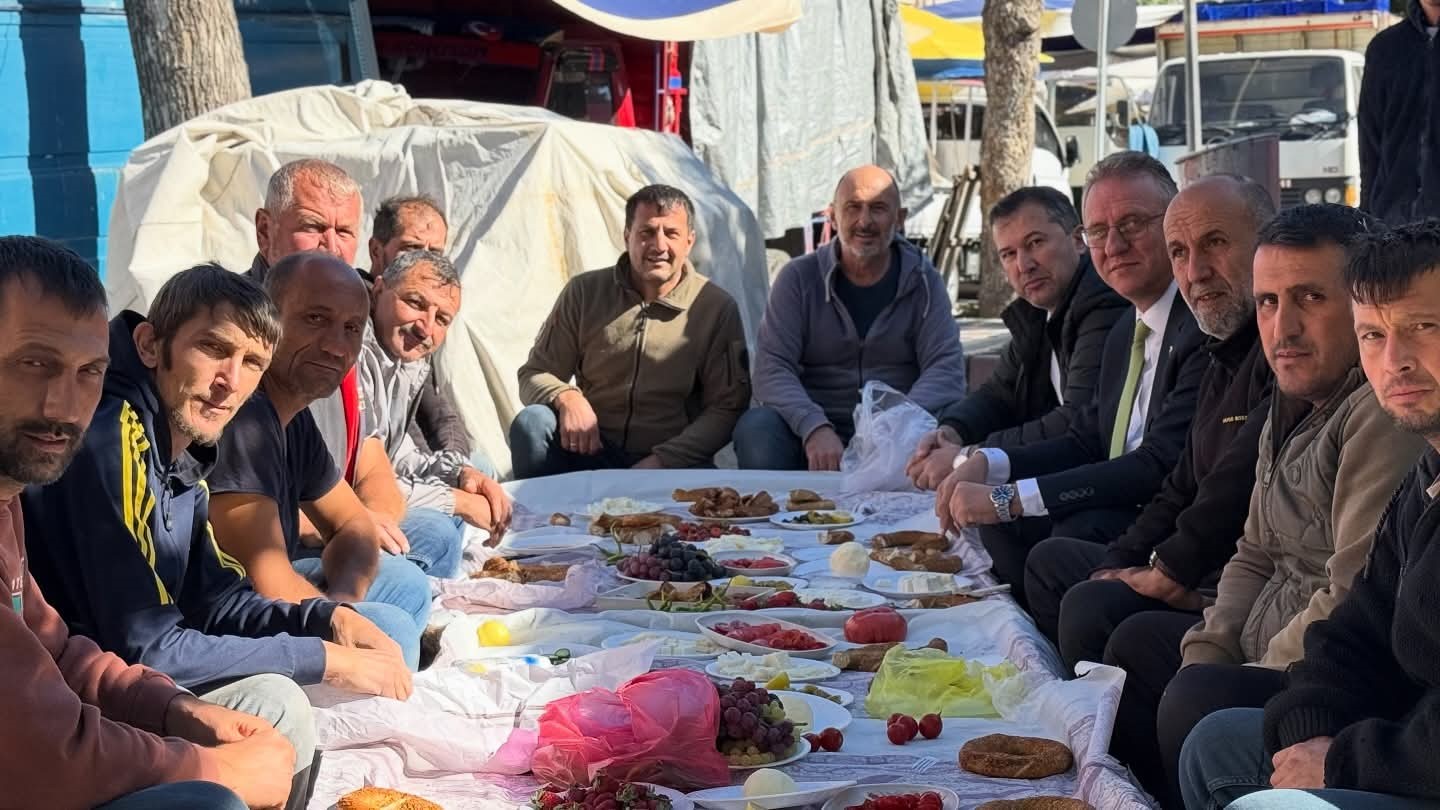 AK Parti Milletvekili Mehmet Demir, Tavşanlı Semt Pazarı’nda esnafla buluştu