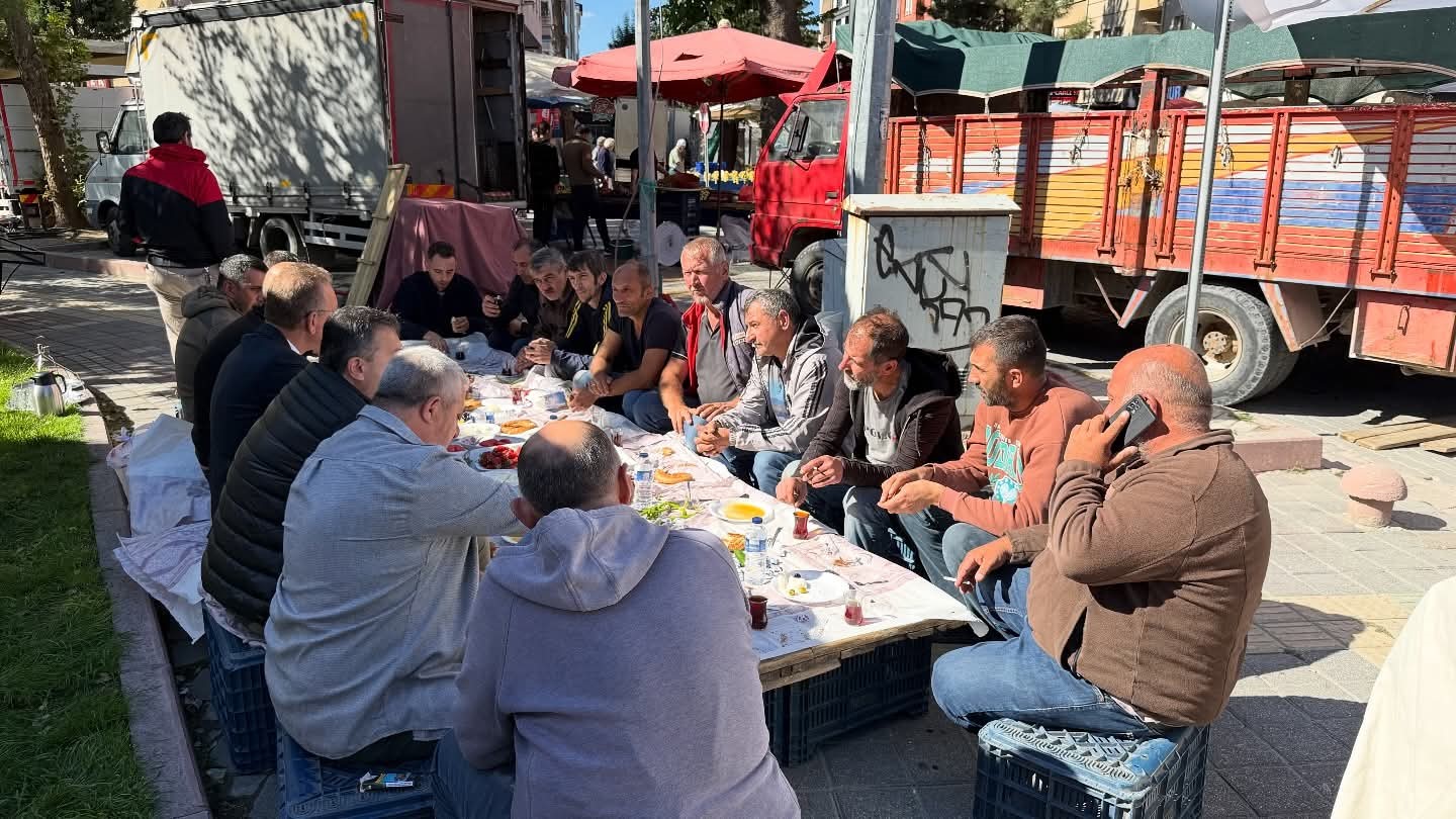 AK Parti Milletvekili Mehmet Demir, Tavşanlı Semt Pazarı&rsquo;nda esnafla buluştu
