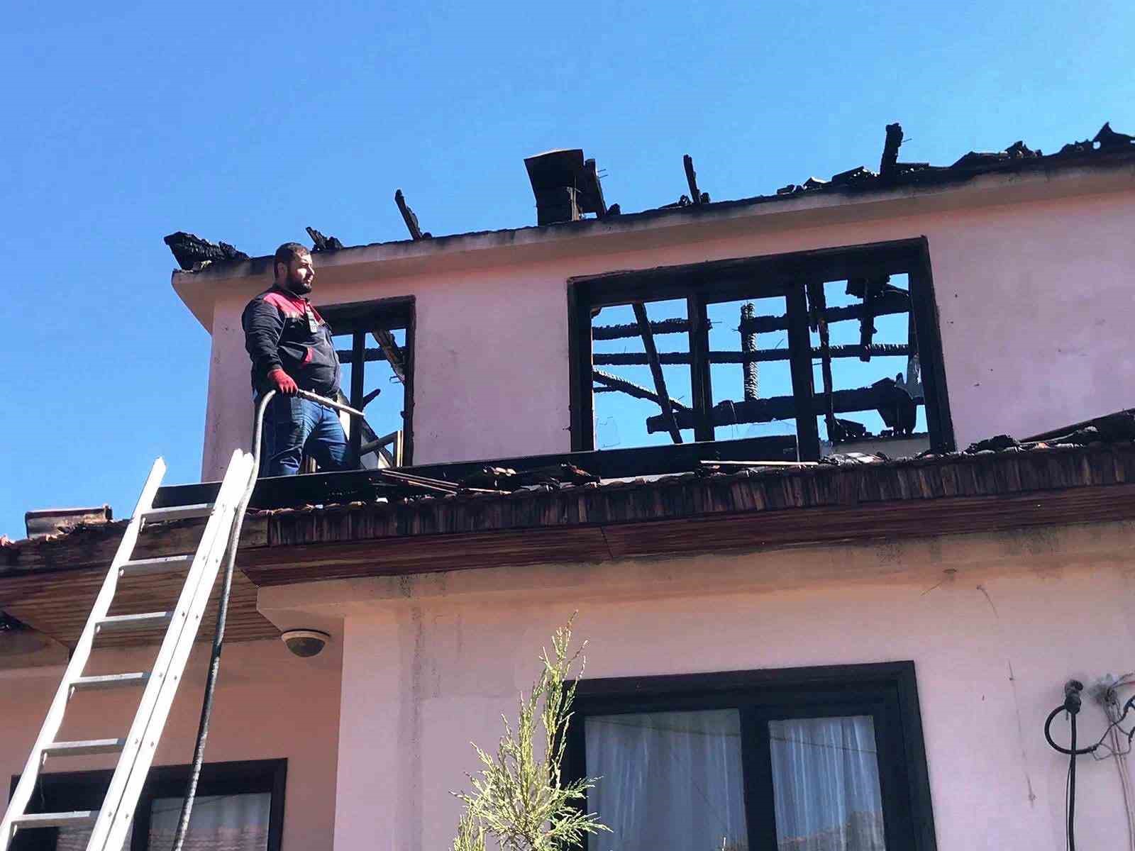 Çavdarhisar’da evin terasına gözleme yapmak için yakılan ateş yangına sebep oldu