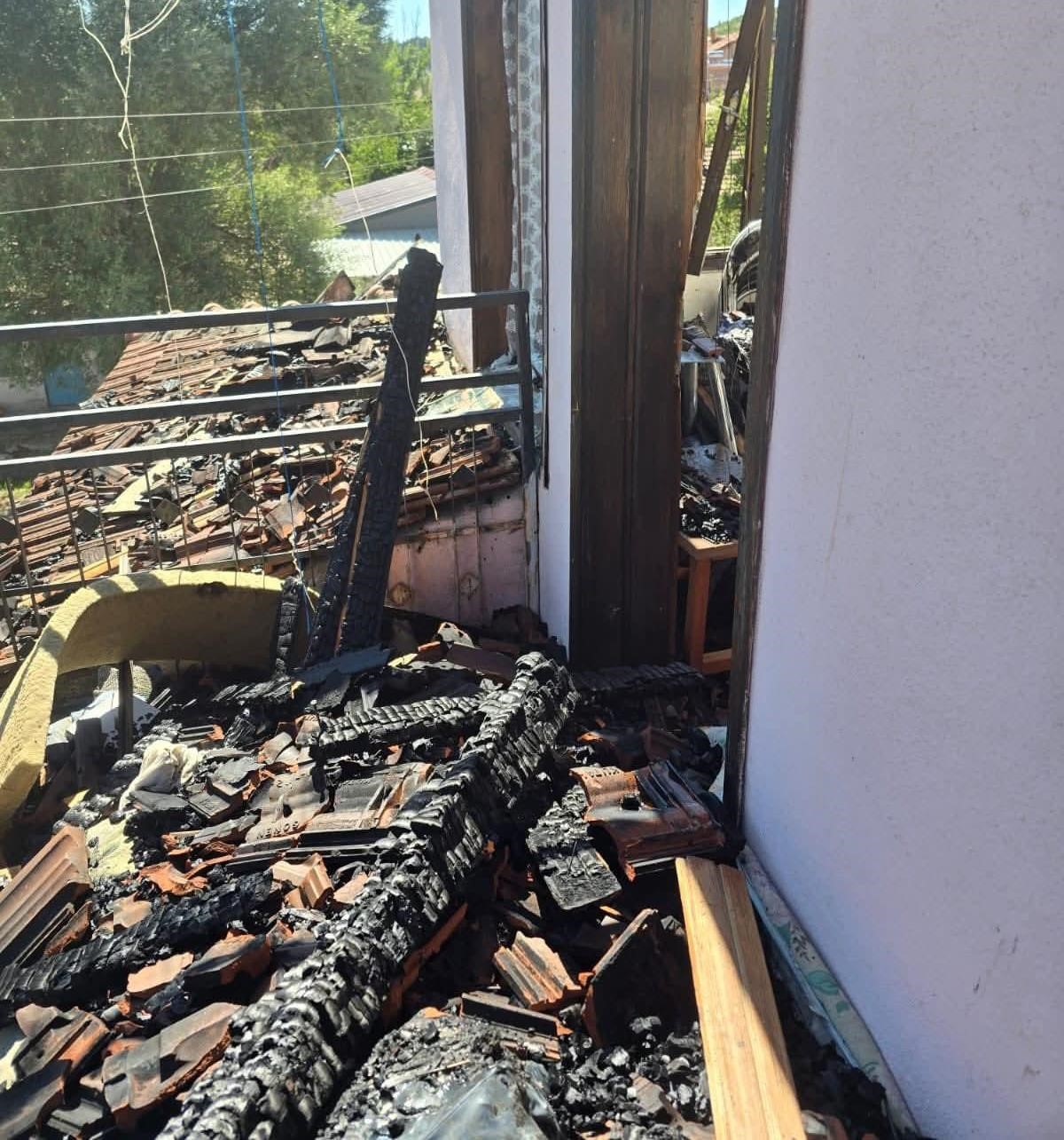 &Ccedil;avdarhisar&rsquo;da evin terasına g&ouml;zleme yapmak i&ccedil;in yakılan ateş yangına sebep oldu
