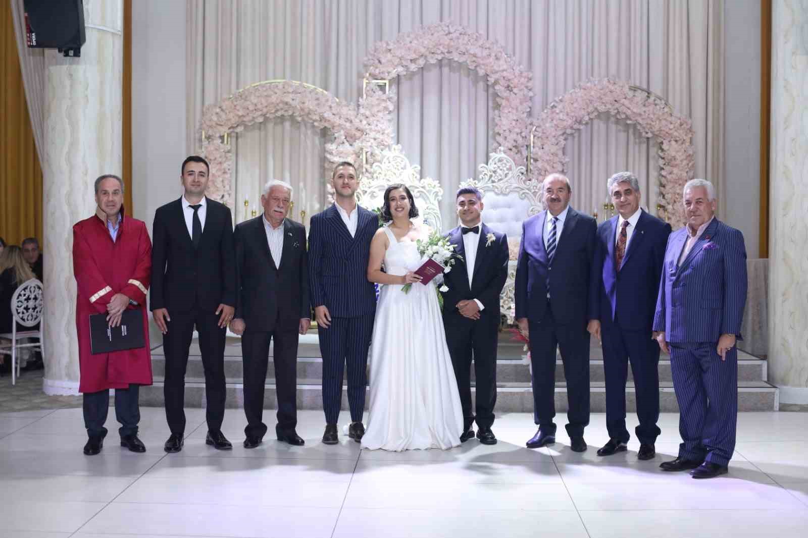 Alkır ailesinin mutlu g&uuml;n&uuml;
