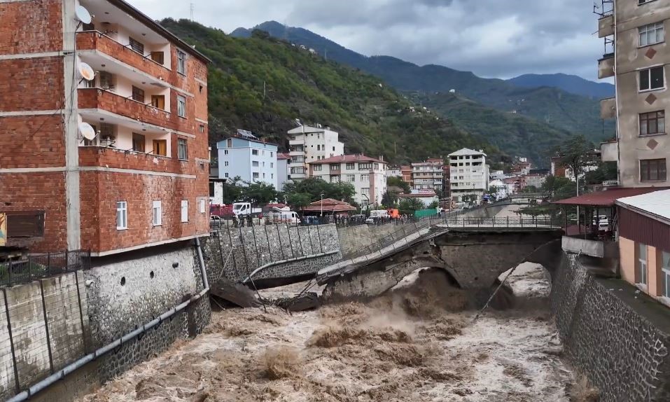 Sel suları Borçka’daki asırlık tarihi köprüyü yıktı