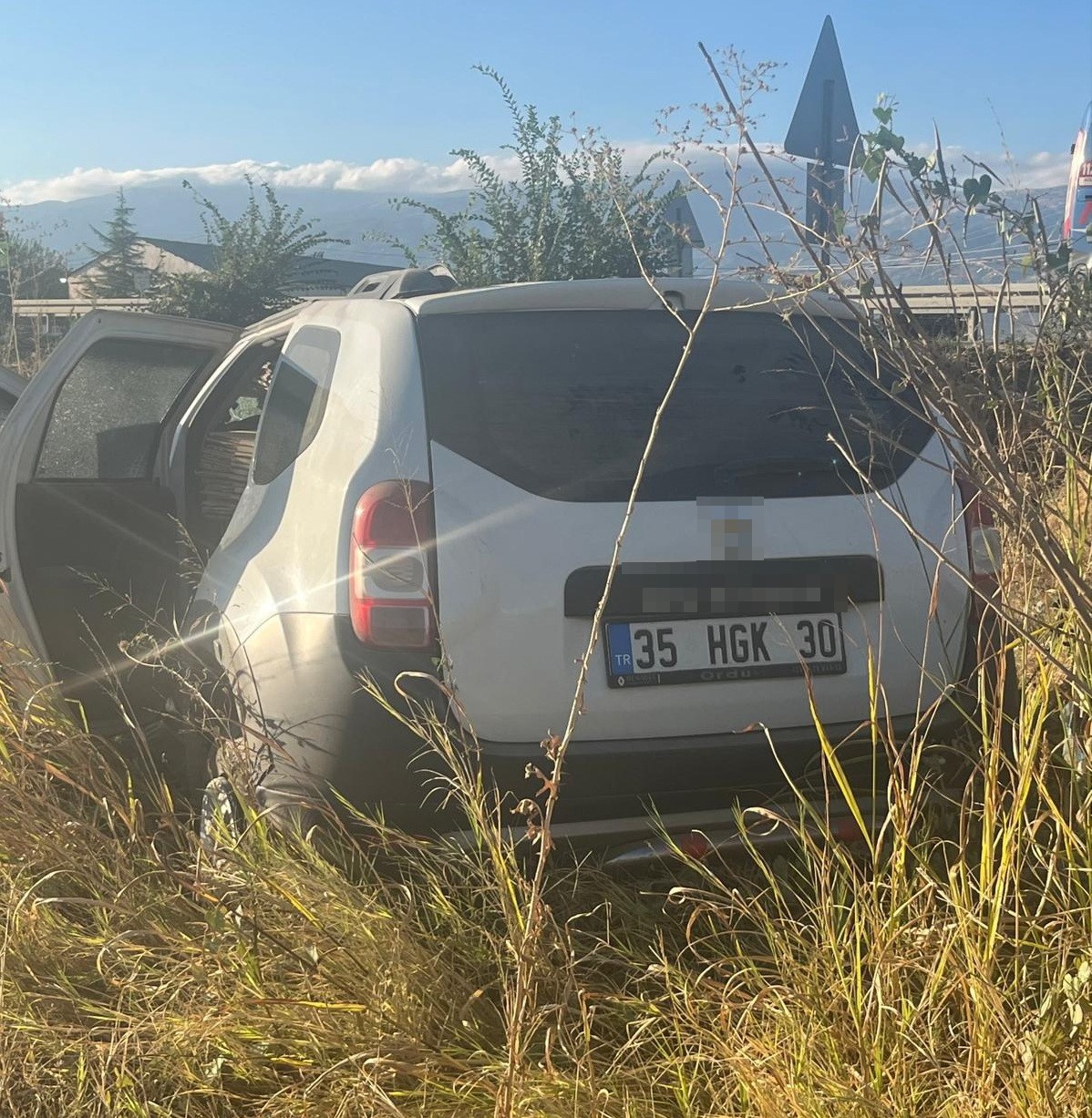 Hurdaya dönen araçtan sağ çıktı