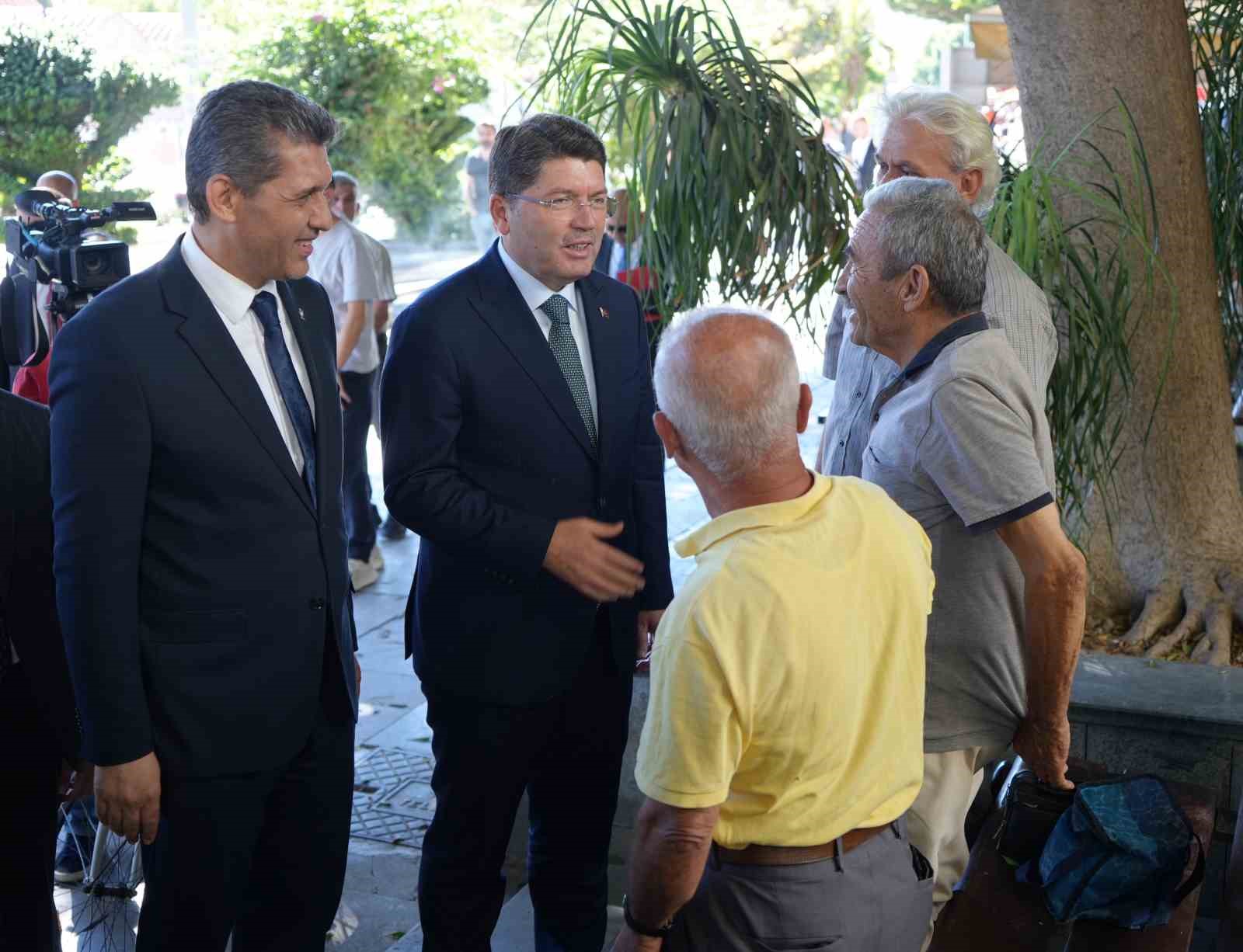 Bakan Tunç’a Antalya’da esnaf sevgisi: Tatlı ikramı ve Antalyaspor atkısı