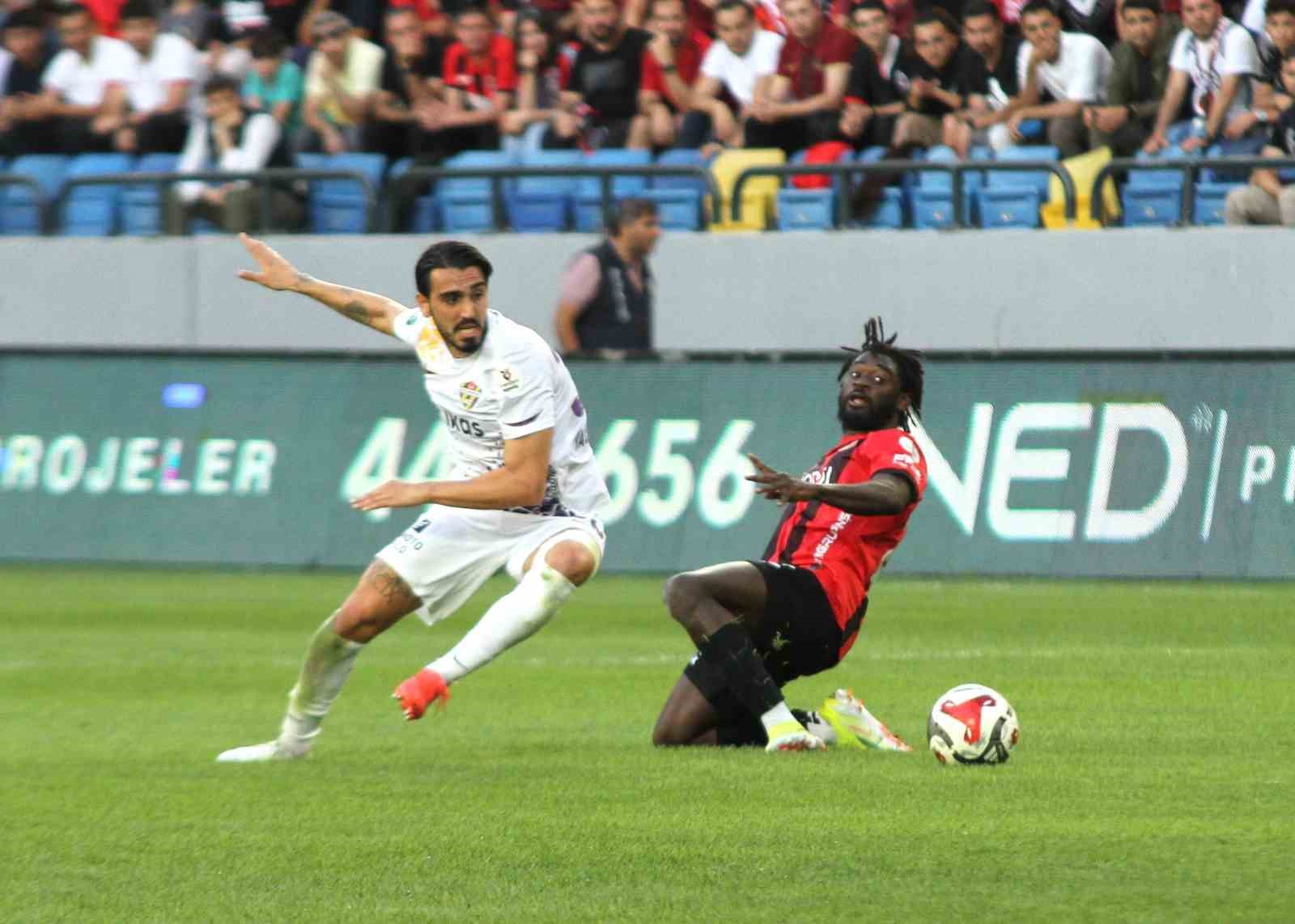 Trendyol S&uuml;per Lig: Gen&ccedil;lerbirliği: 1 - Ey&uuml;pspor: 0 (İlk yarı)
