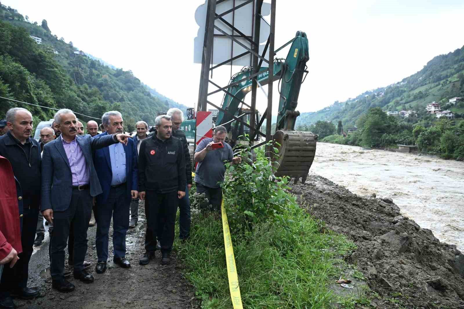 Bakan Uraloğlu: "(Rize&rsquo;de meydana gelen sel) Yollarımızı en kısa s&uuml;rede g&uuml;venli hale getirmek i&ccedil;in aralıksız &ccedil;alışıyoruz"
