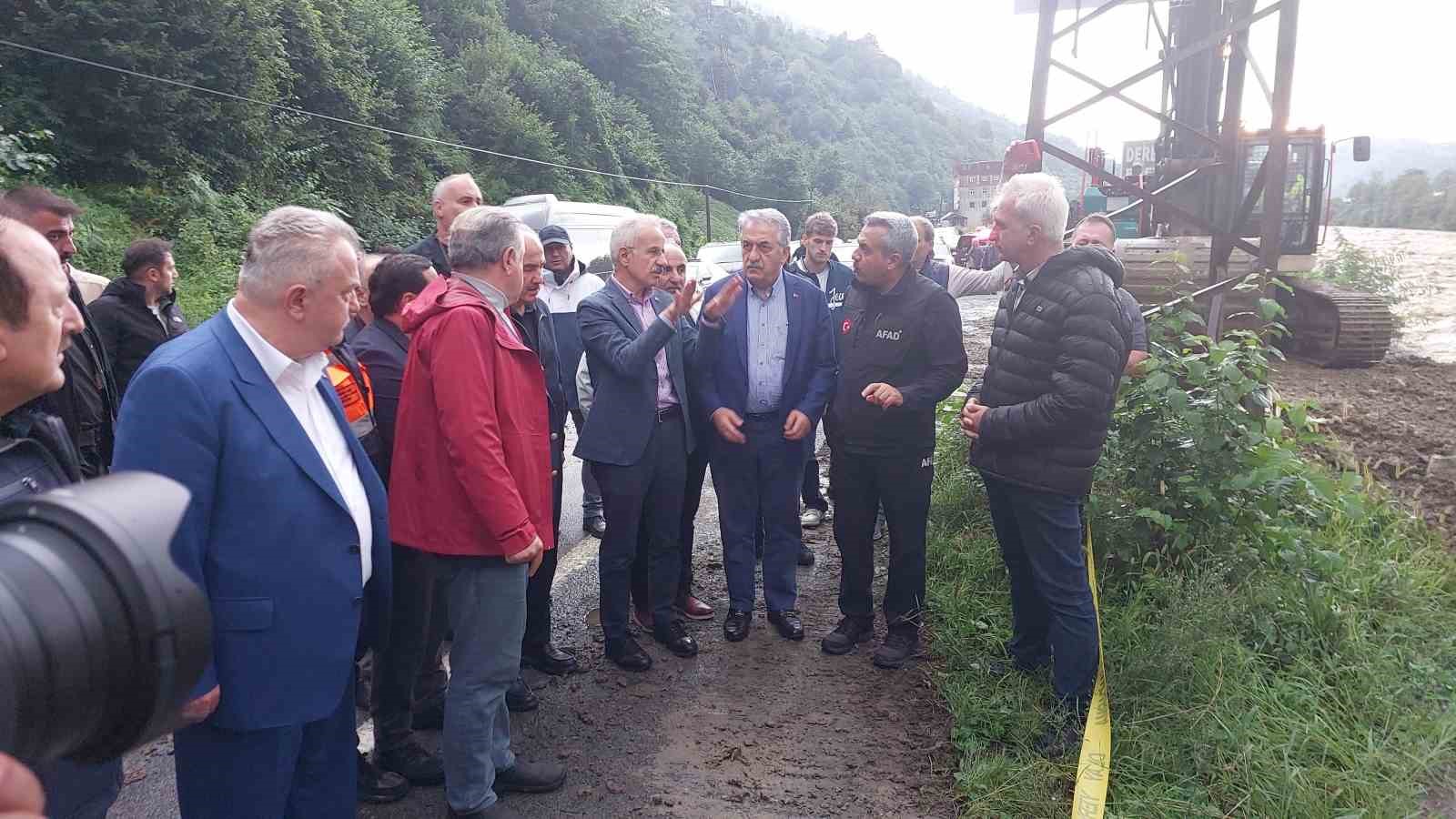 Bakanlar Uraloğlu ve Bak Rize’de sel bölgesinde