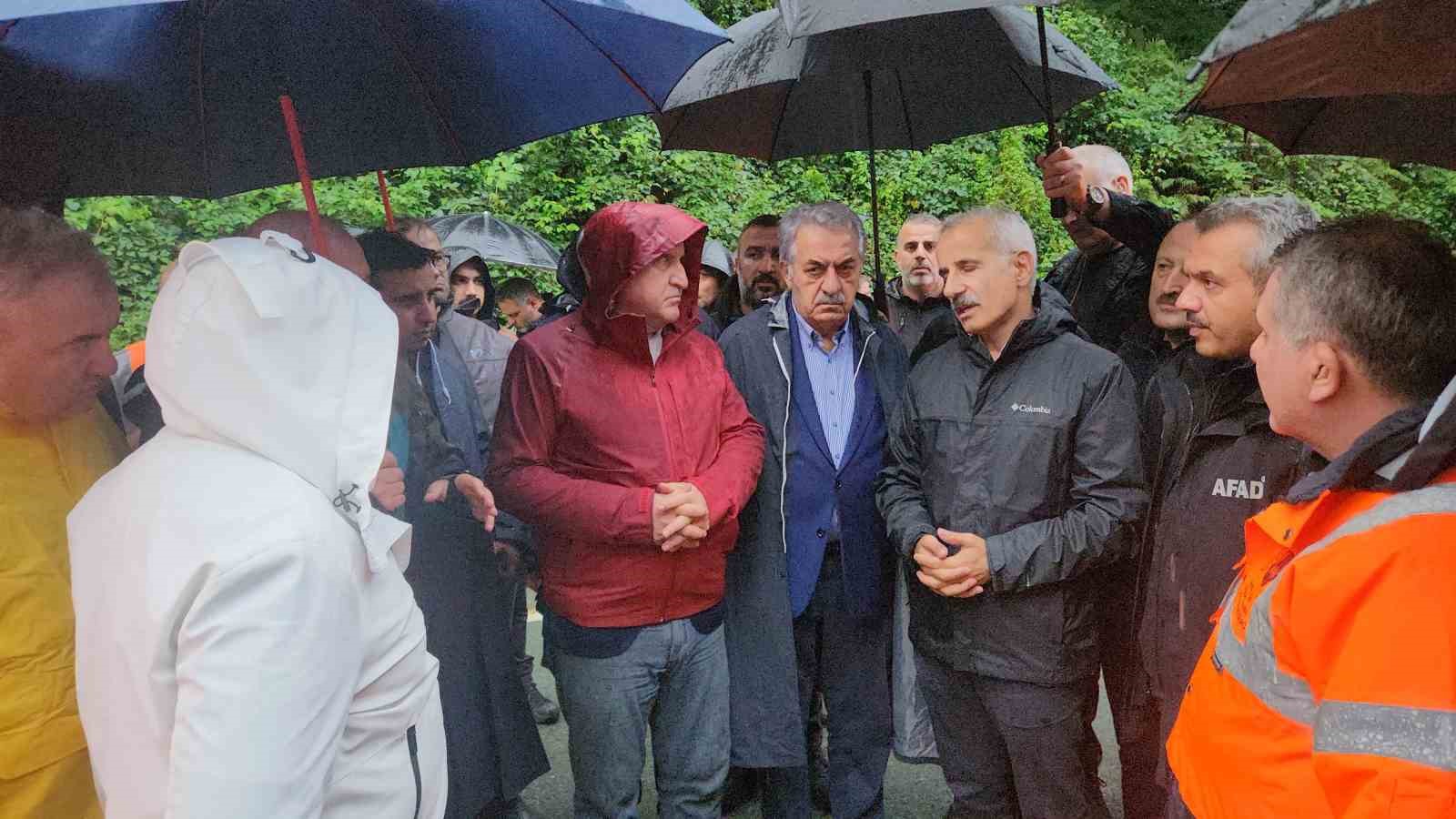 Bakanlar Uraloğlu ve Bak Rize’de sel bölgesinde