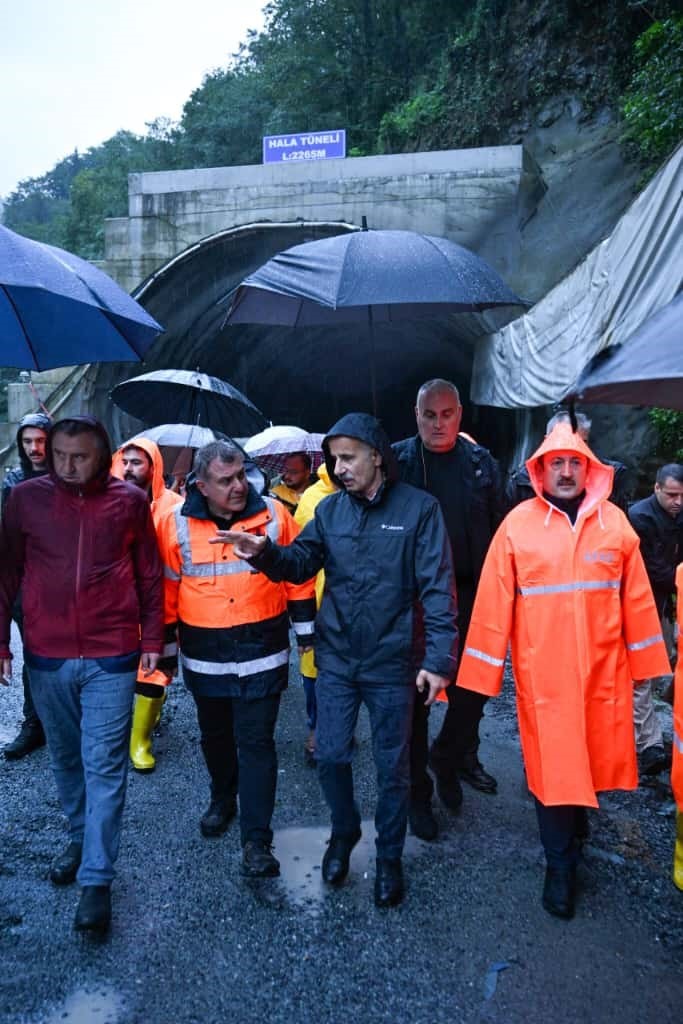 Bakan Uraloğlu, &Ccedil;amlıhemşin Hala T&uuml;neli&rsquo;nde incelemelerde bulundu
