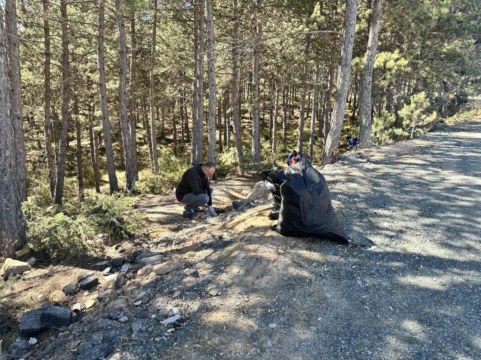 Kastamonu’da öğrenciler, ormanlık alanda çöp topladı