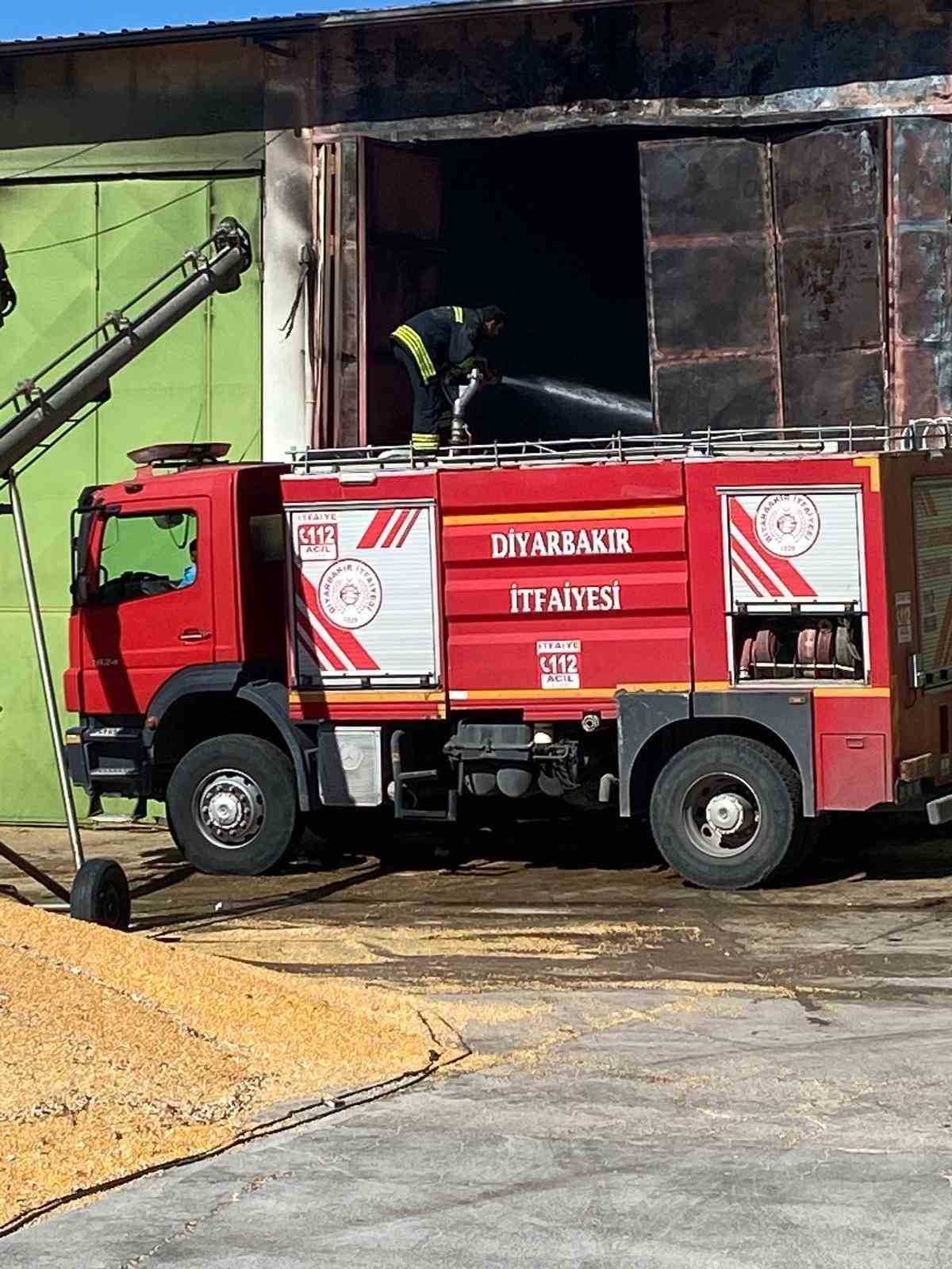 Diyarbakır&rsquo;da depo yangını
