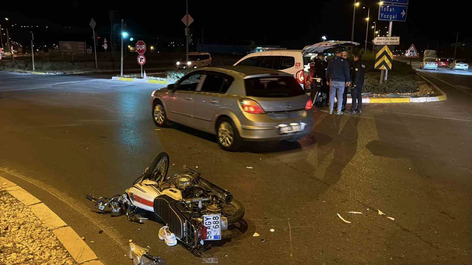 Otomobille motosiklet çarpıştı: 1 ağır yaralı